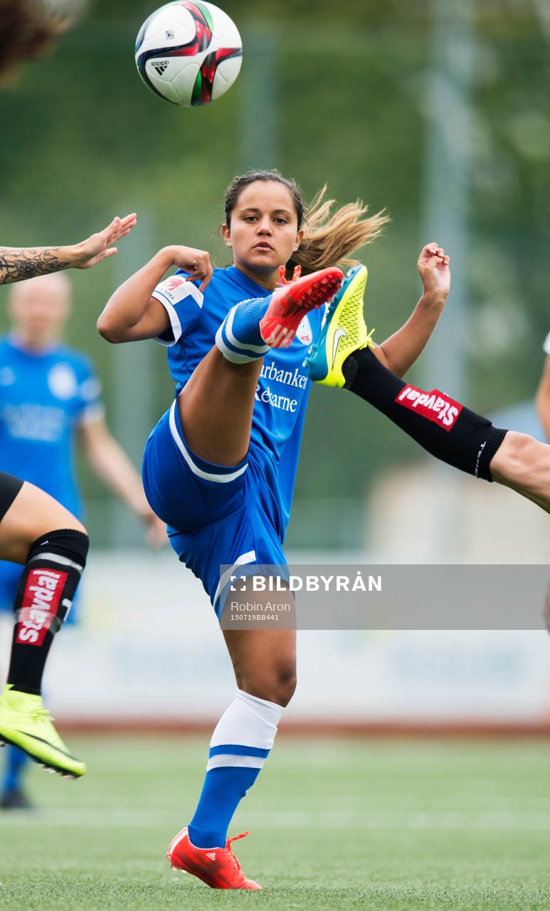 Eskilstuna Malin Diaz Pettersson vinner närkamp om bollen,