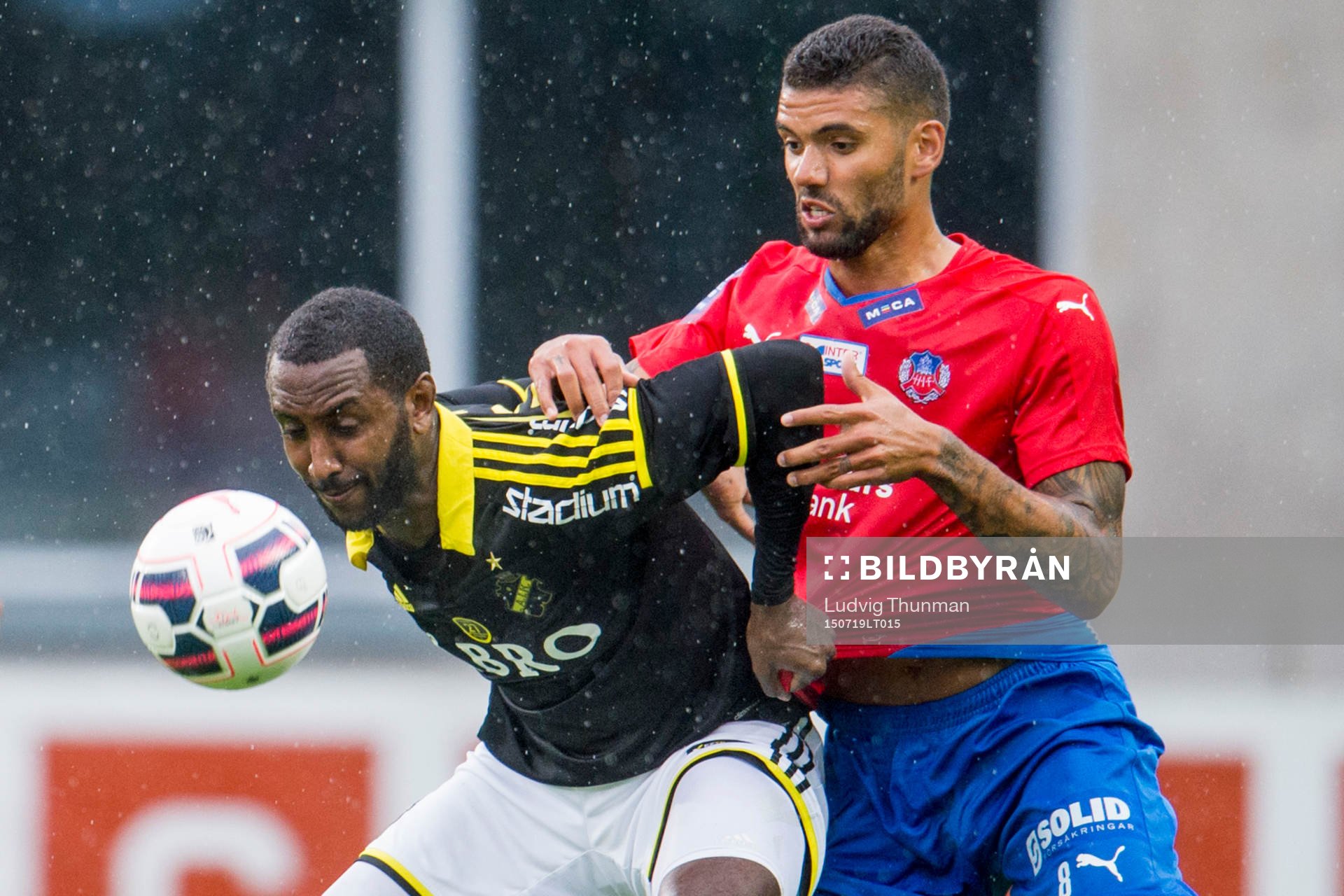 s Henok Goitom och Helsingborgs Victor Palsson