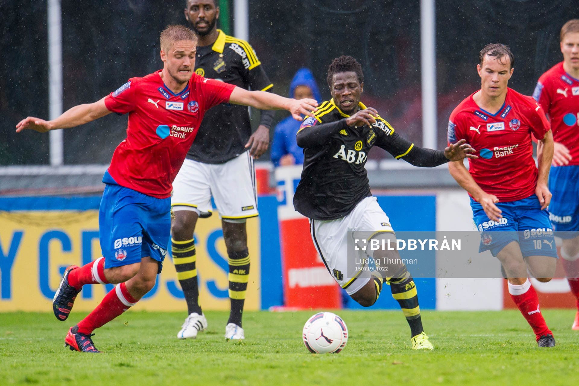 s Ebenezer Ofori jagas av Johan Mårtensson och Anton Wede