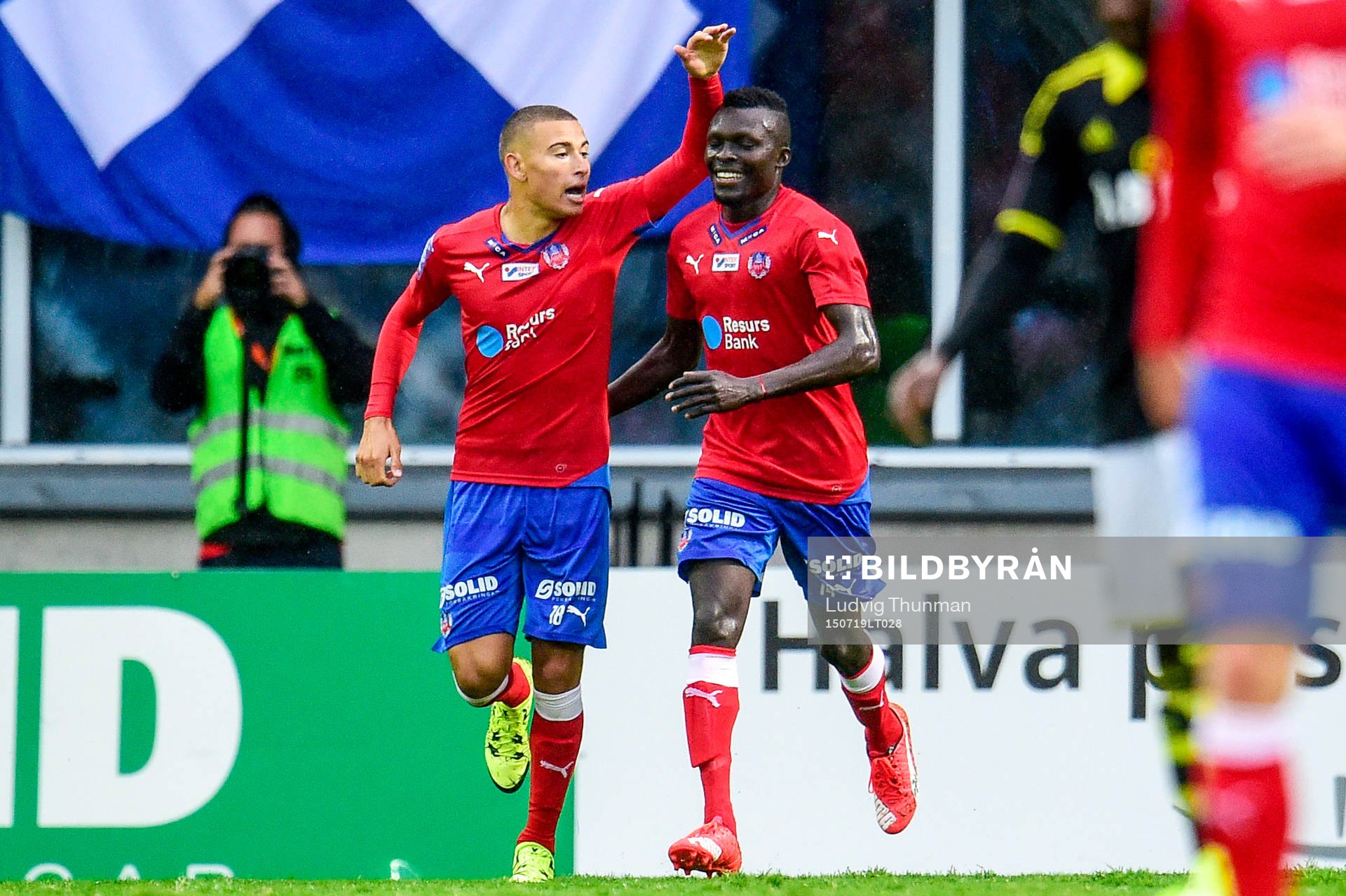 Helsingborgs Jordan Larsson och Lalawélé Atakora  firar