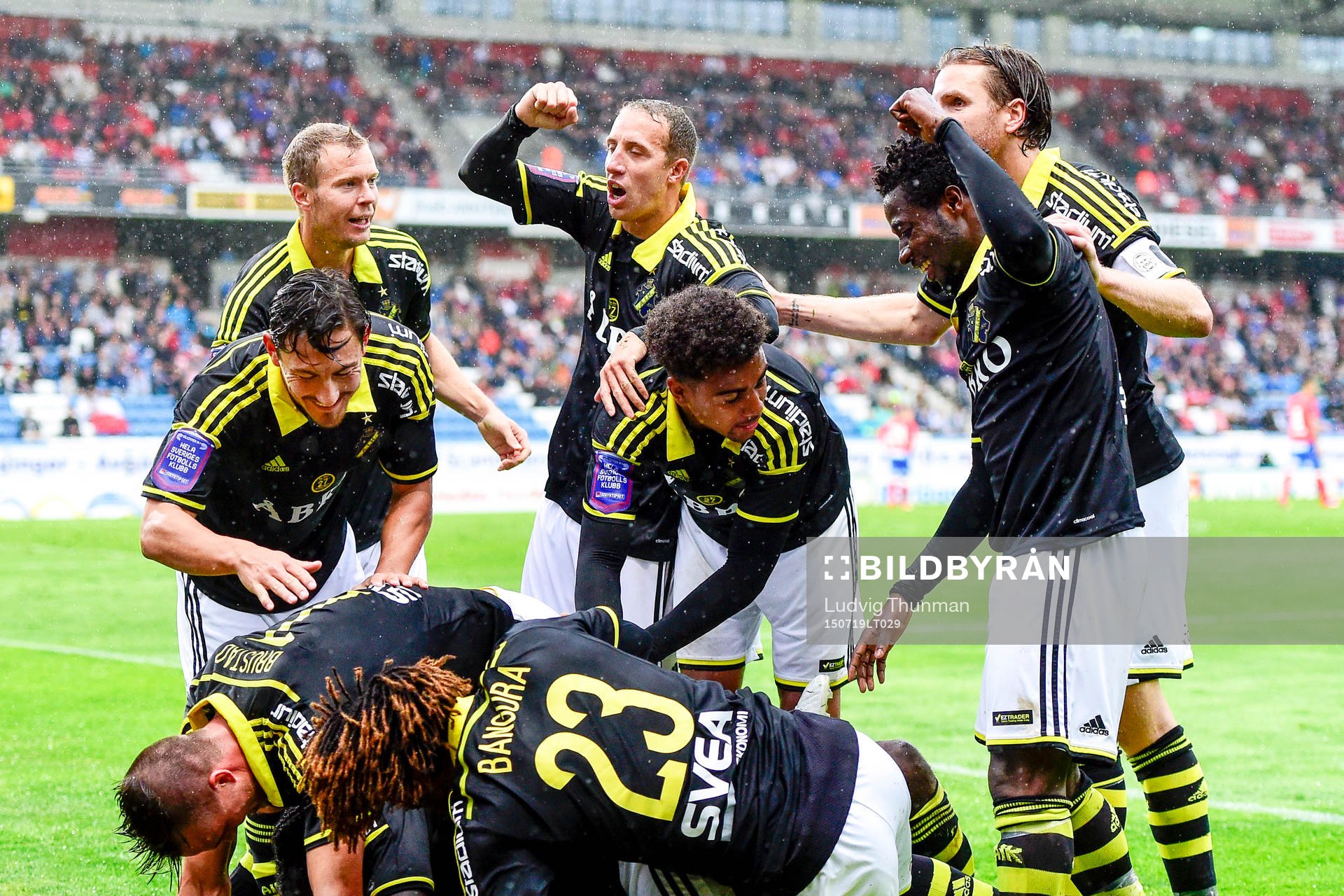 AIK:s spelare firar Henok Goitom kvitteringsmål 1-1 under fotbollsmatchen i Allsvenskan mellan Helsingborg och AIK den 19 juli 2015 i Helsingborg.