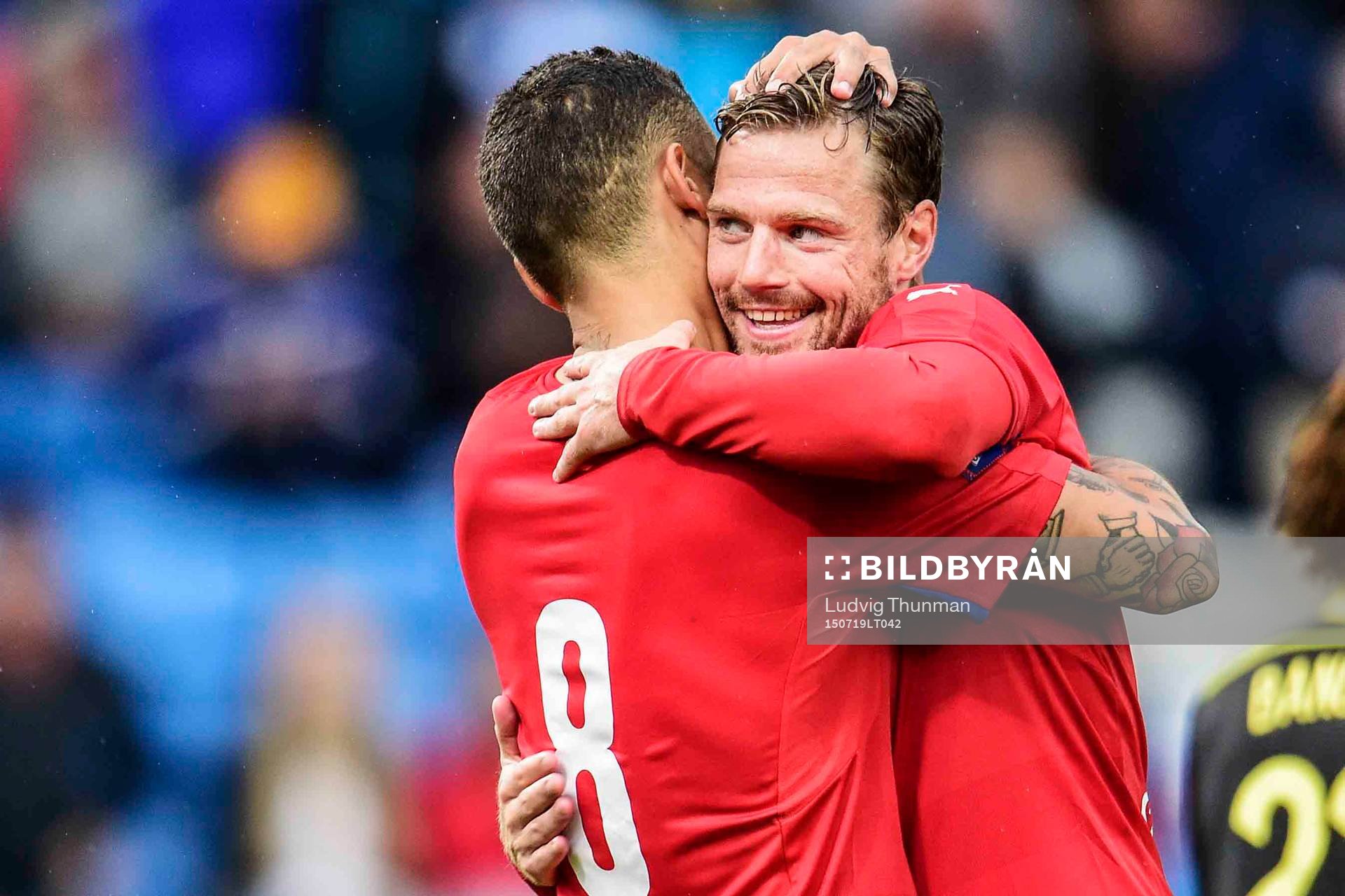Helsingborgs Victor Palsson omfamnar Arnór Smárason