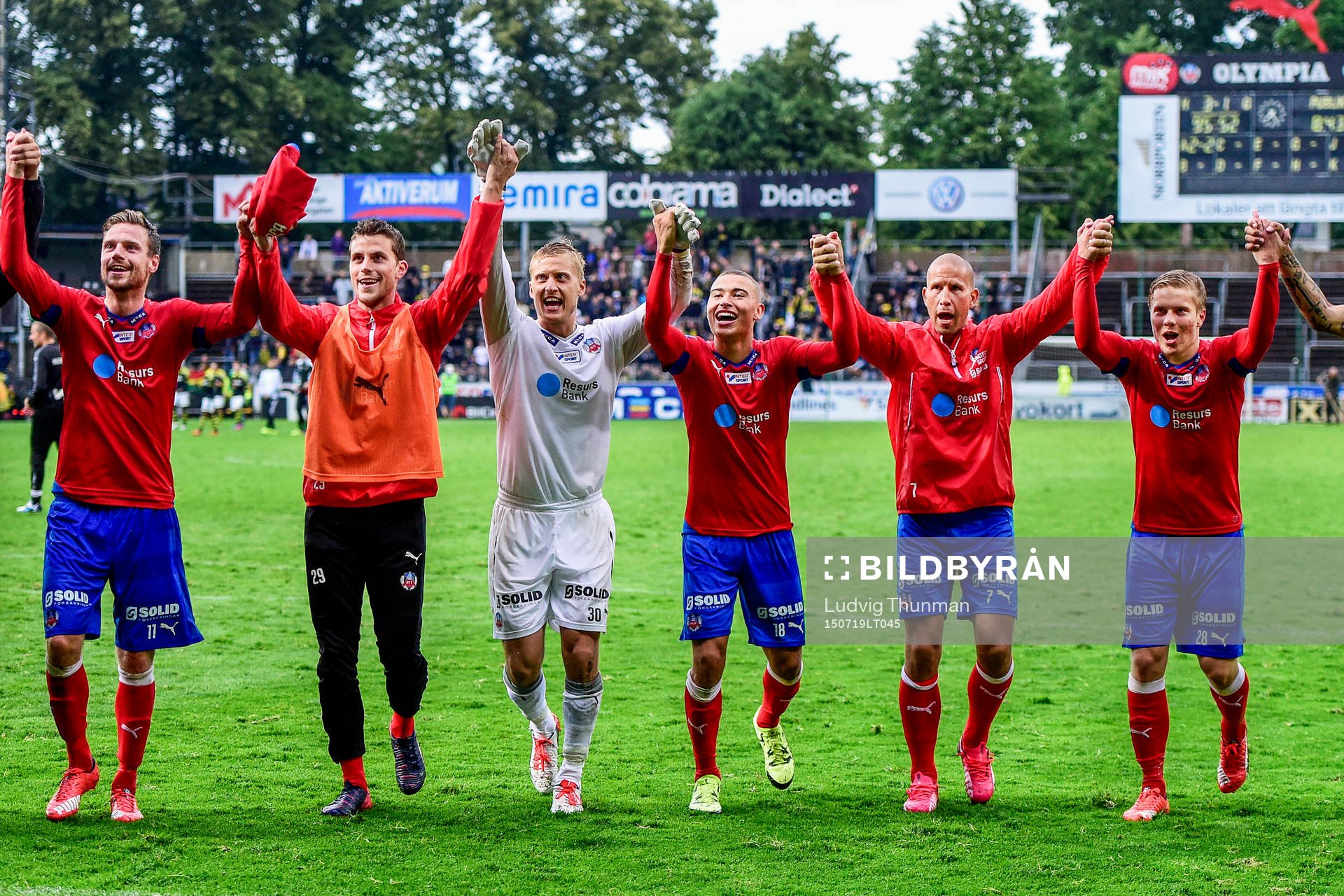 Helsingborgs spelare firar med supportrarna