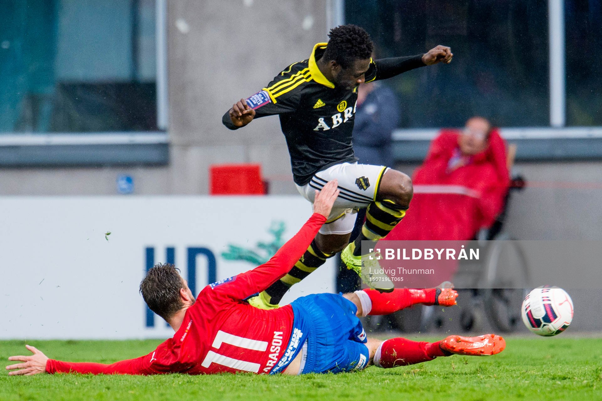 s Ebenezer Ofori glidtacklas av Helsingborgs Arnór