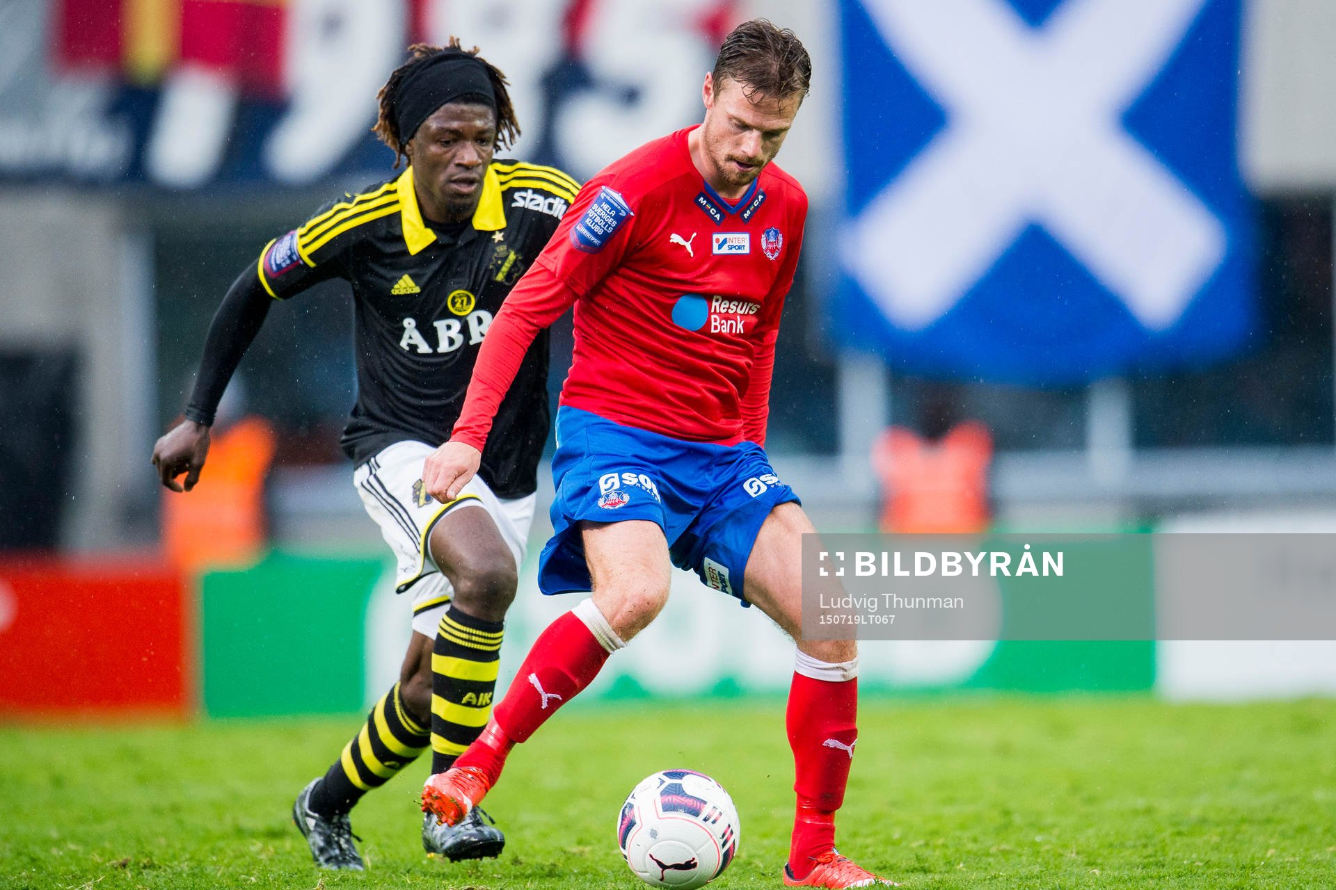 s Mohamed Bangura jagar Helsingborgs Arnór Smárason