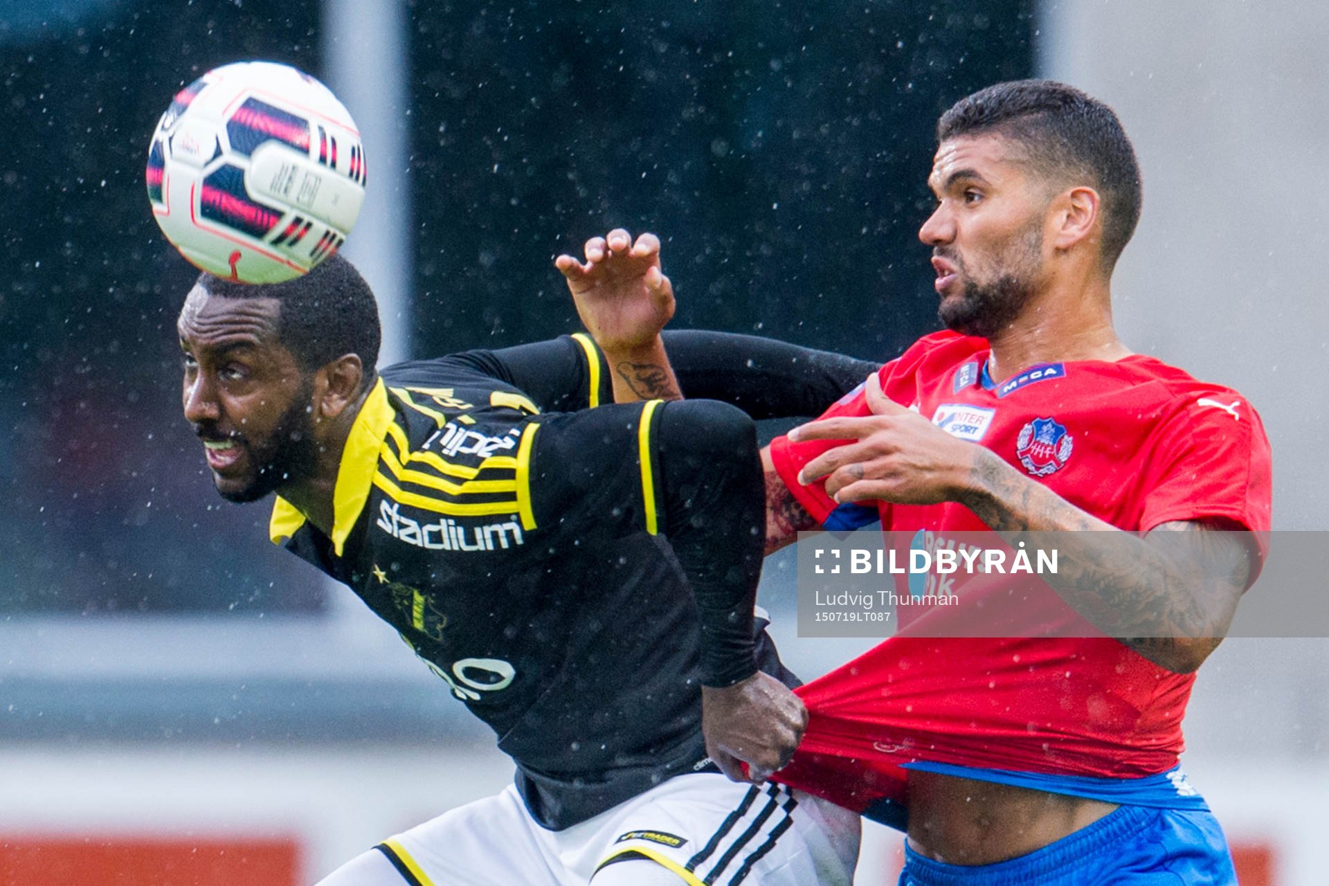s Henok Goitom och Helsingborgs Victor Palsson