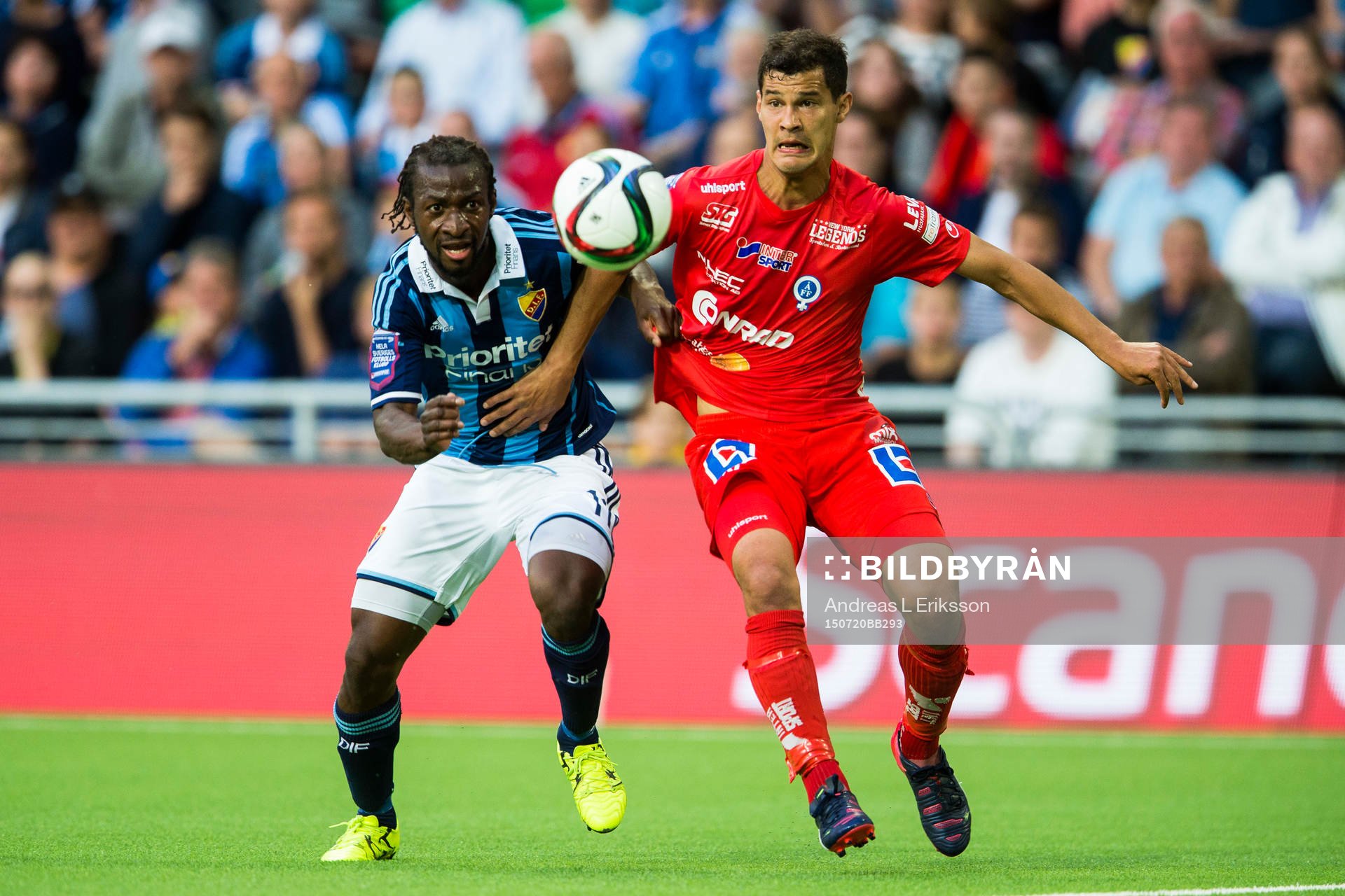 Djurgårdens Amadou Jawo i kamp om bollen med Åtvidabergs Mauricio Albornoz under fotbollsmatchen i Allsvenskan mellan Djurgården och Åtvidaberg den 20 juli 2015 i Stockholm.