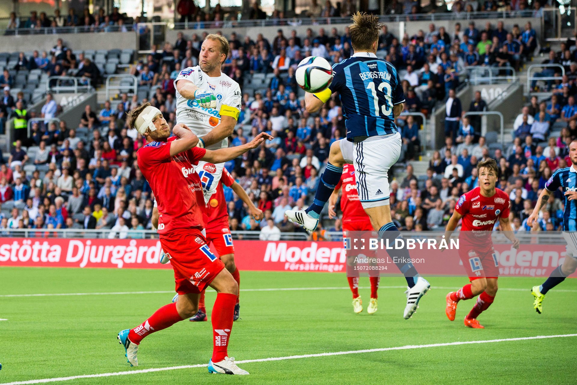 Åtvidabergs målvakt Henrik Gustavsson missar att boxa