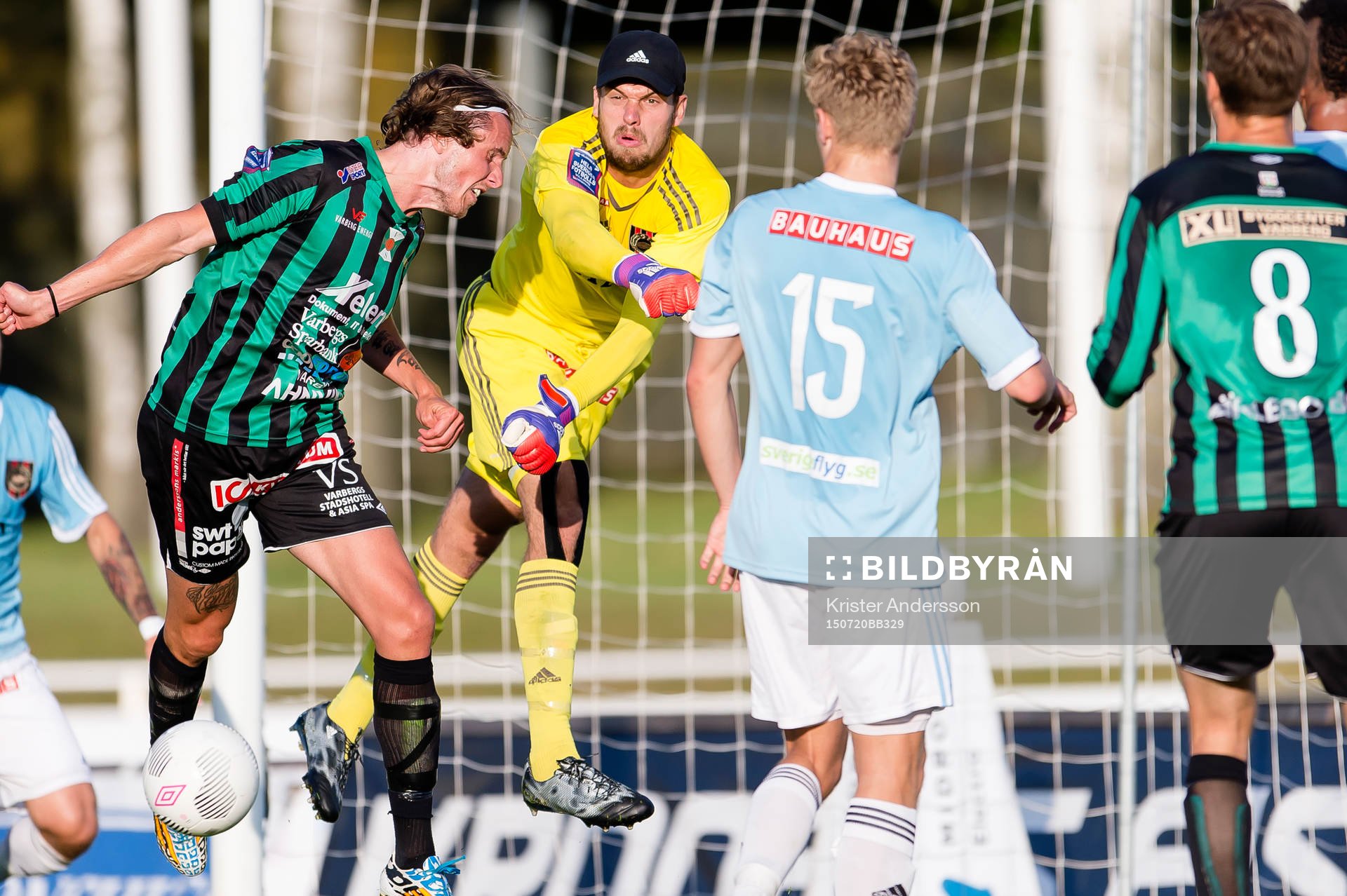Brommapojkarnas målvakt Davor Blazevic boxar bort bollen