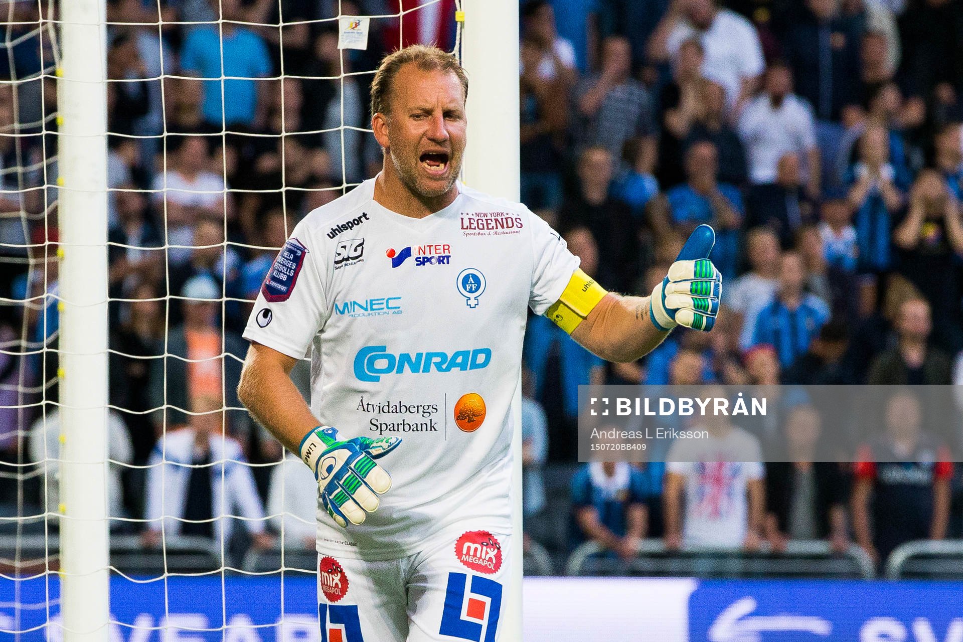 Åtvidabergs målvakt Henrik Gustavsson gör tummen upp under fotbollsmatchen i Allsvenskan mellan Djurgården och Åtvidaberg den 20 juli 2015 i Stockholm.