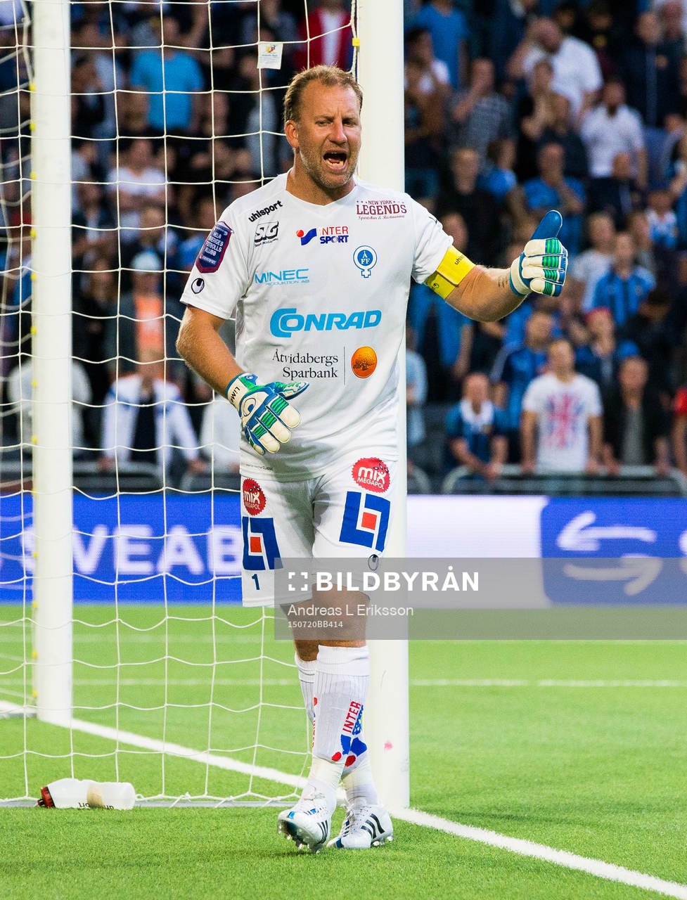 Åtvidabergs målvakt Henrik Gustavsson gör tummen upp