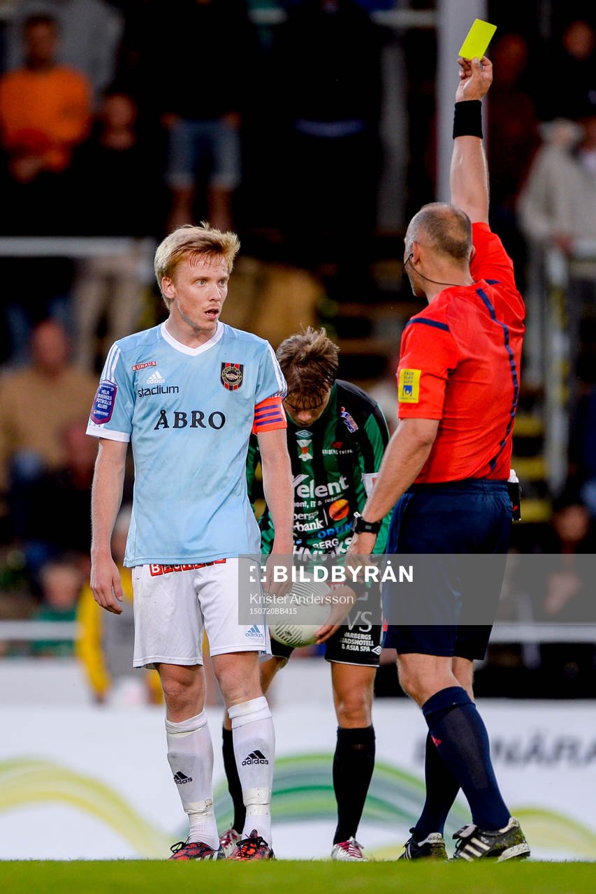 Brommapojkarnas Gustav Sandberg Magnusson får en varning