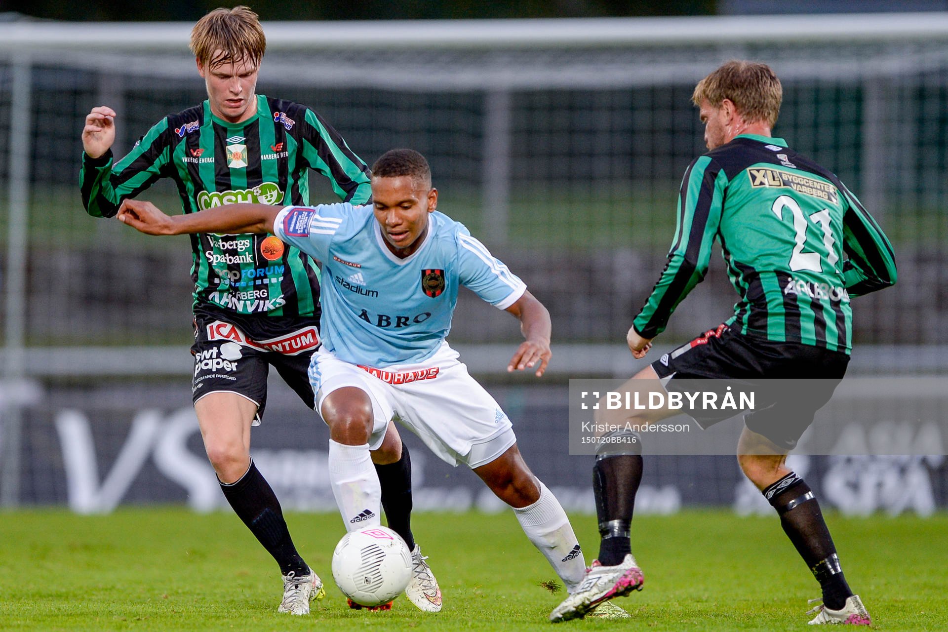 Brommapojkarnas Seth Hellberg  försöker ta sig förbi