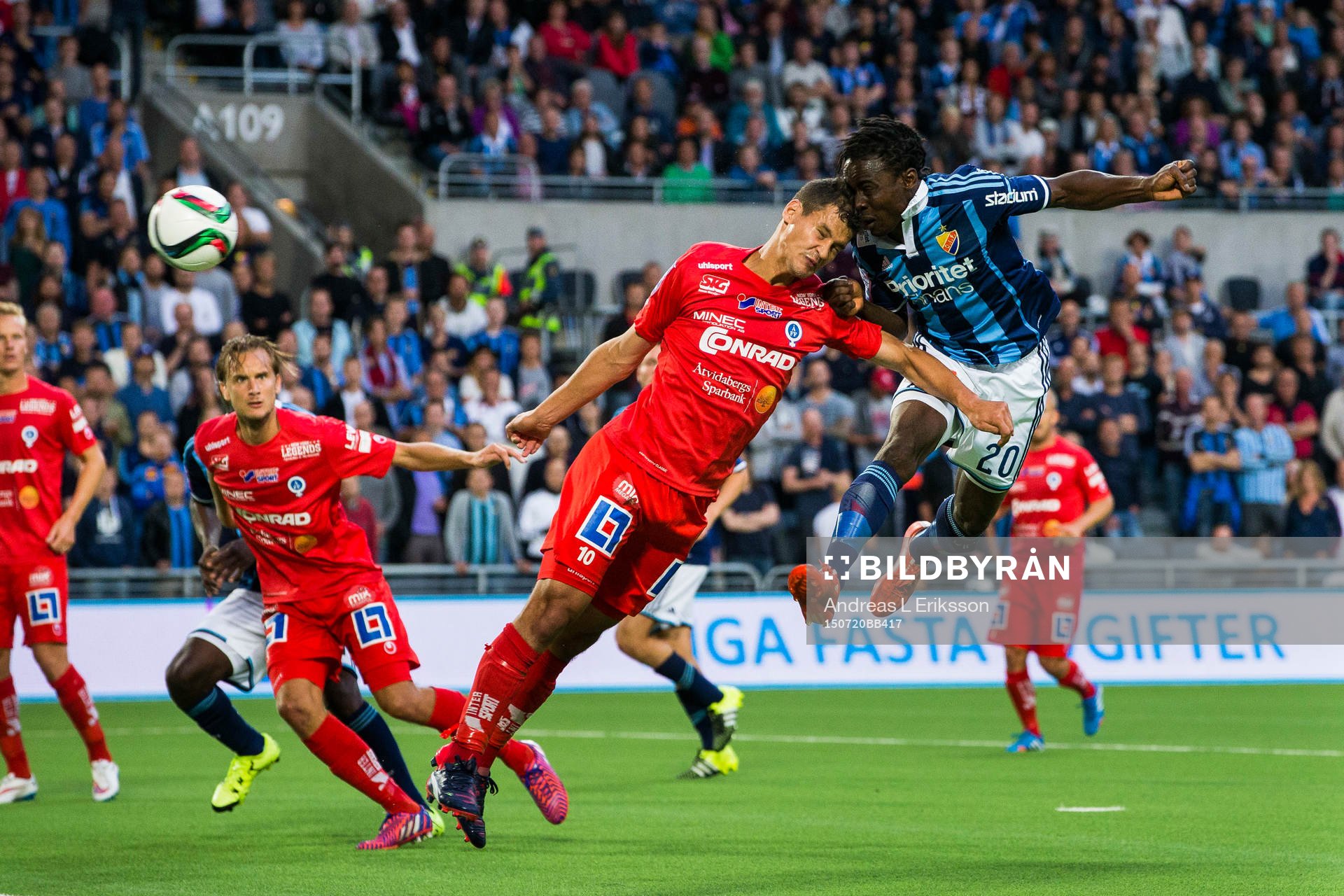 Åtvidabergs Mauricio Albornoz och Djurgårdens Sam Johnson krockar i en nickduell under fotbollsmatchen i Allsvenskan mellan Djurgården och Åtvidaberg den 20 juli 2015 i Stockholm.