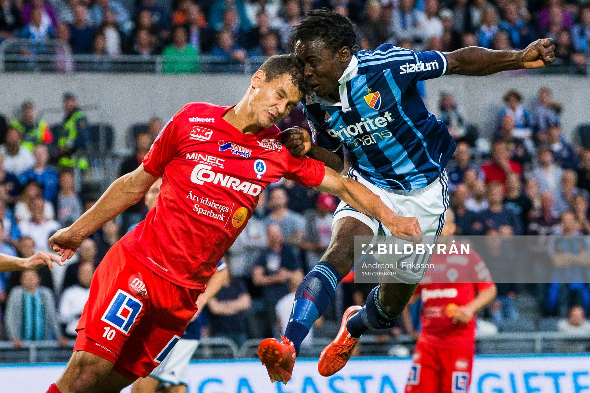 Åtvidabergs Mauricio Albornoz och Djurgårdens Sam Johnson krockar i en nickduell under fotbollsmatchen i Allsvenskan mellan Djurgården och Åtvidaberg den 20 juli 2015 i Stockholm.