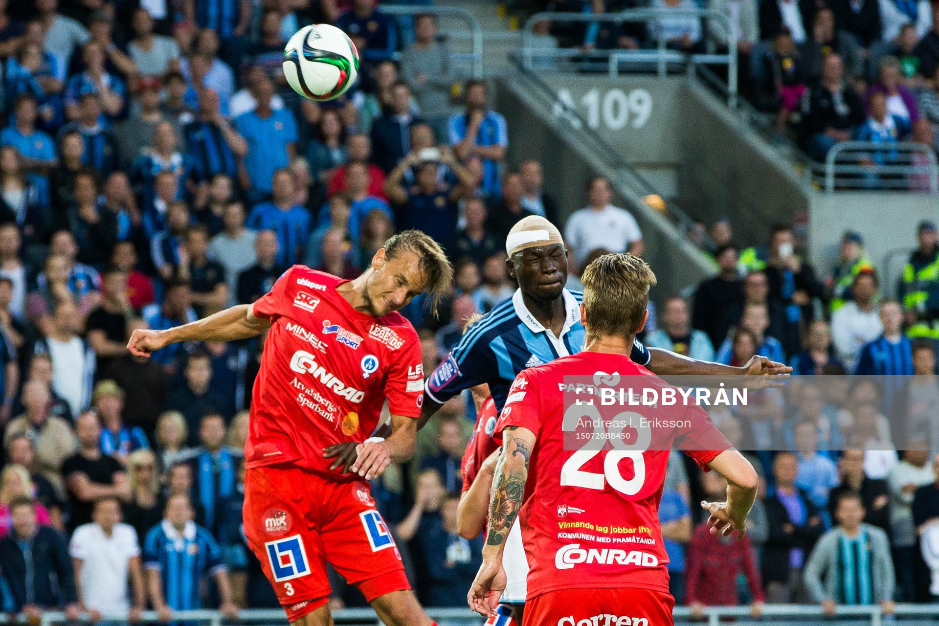 Åtvidabergs Månz Karlsson i en nickduell med Djurgårdens