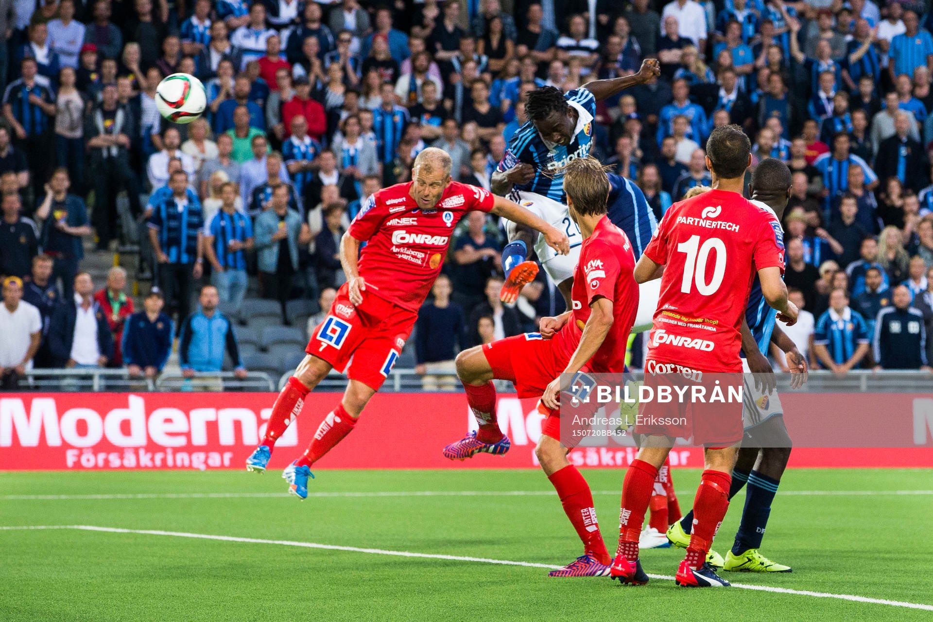 Djurgårdens Sam Johnson med en nick mot mål