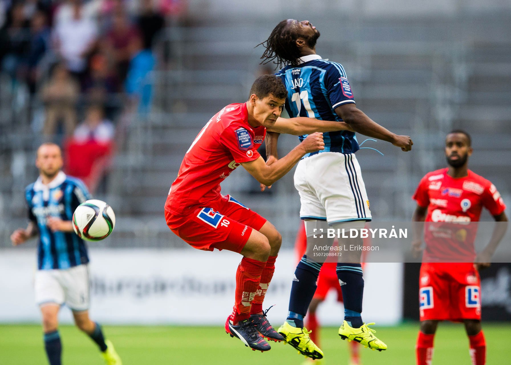 Åtvidabergs Mauricio Albornoz i en nickduell med Djurgårdens Amadou Jawo under fotbollsmatchen i Allsvenskan mellan Djurgården och Åtvidaberg den 20 juli 2015 i Stockholm.