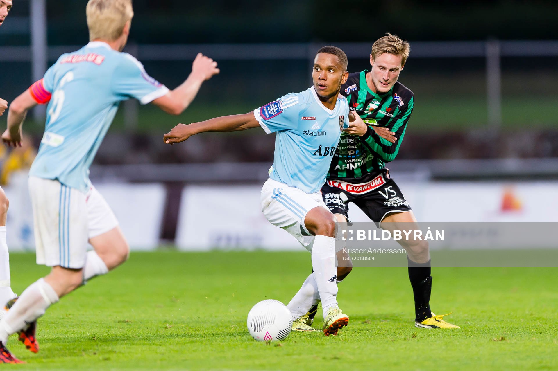 Brommapojkarnas Seth Hellberg och Varbergs Anton Tideman under fotbollsmatchen i Superettan mellan Varberg och Brommapojkarna den 20 juli 2015 i Varberg.