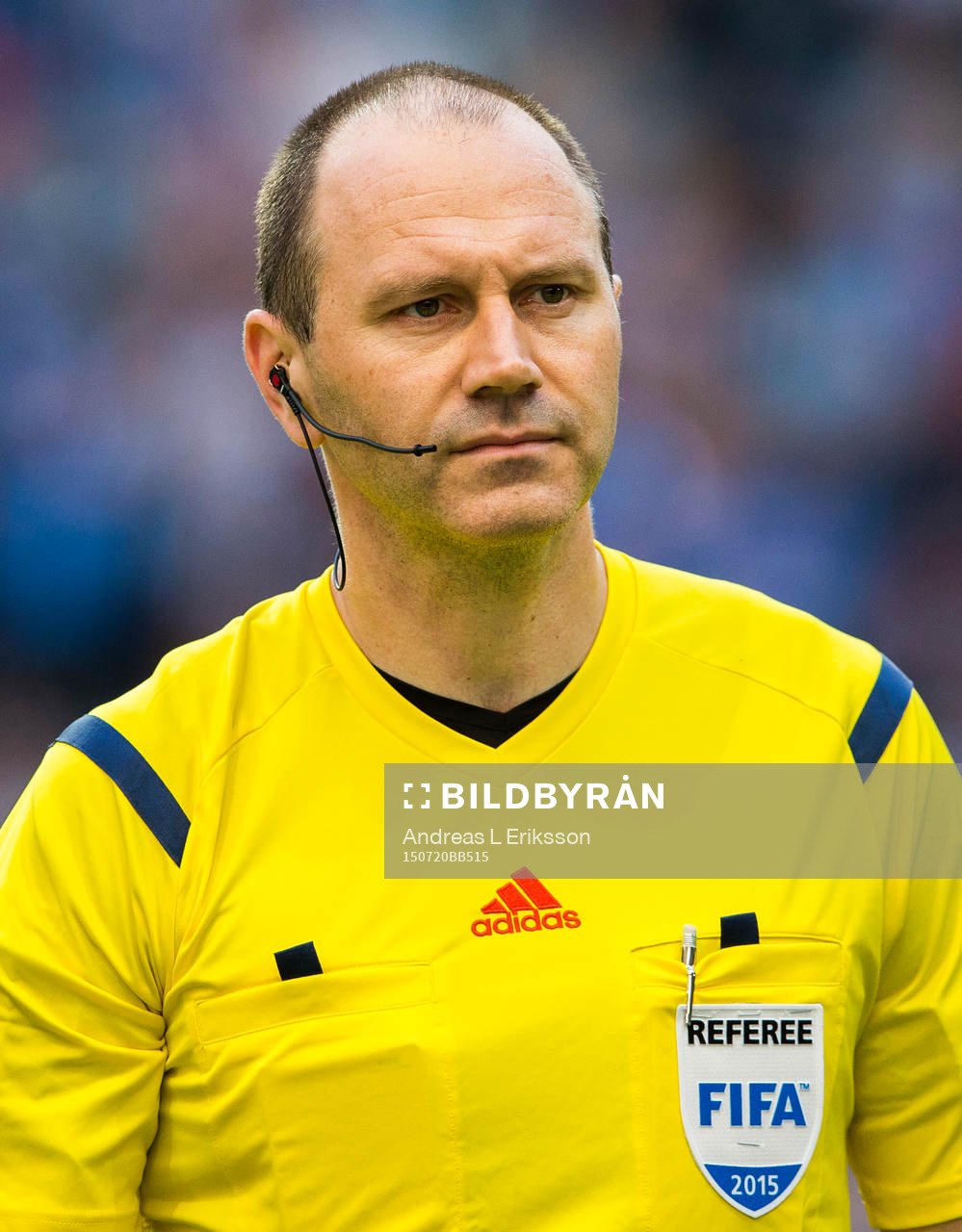 Domare Jonas Eriksson innan fotbollsmatchen i Allsvenskan