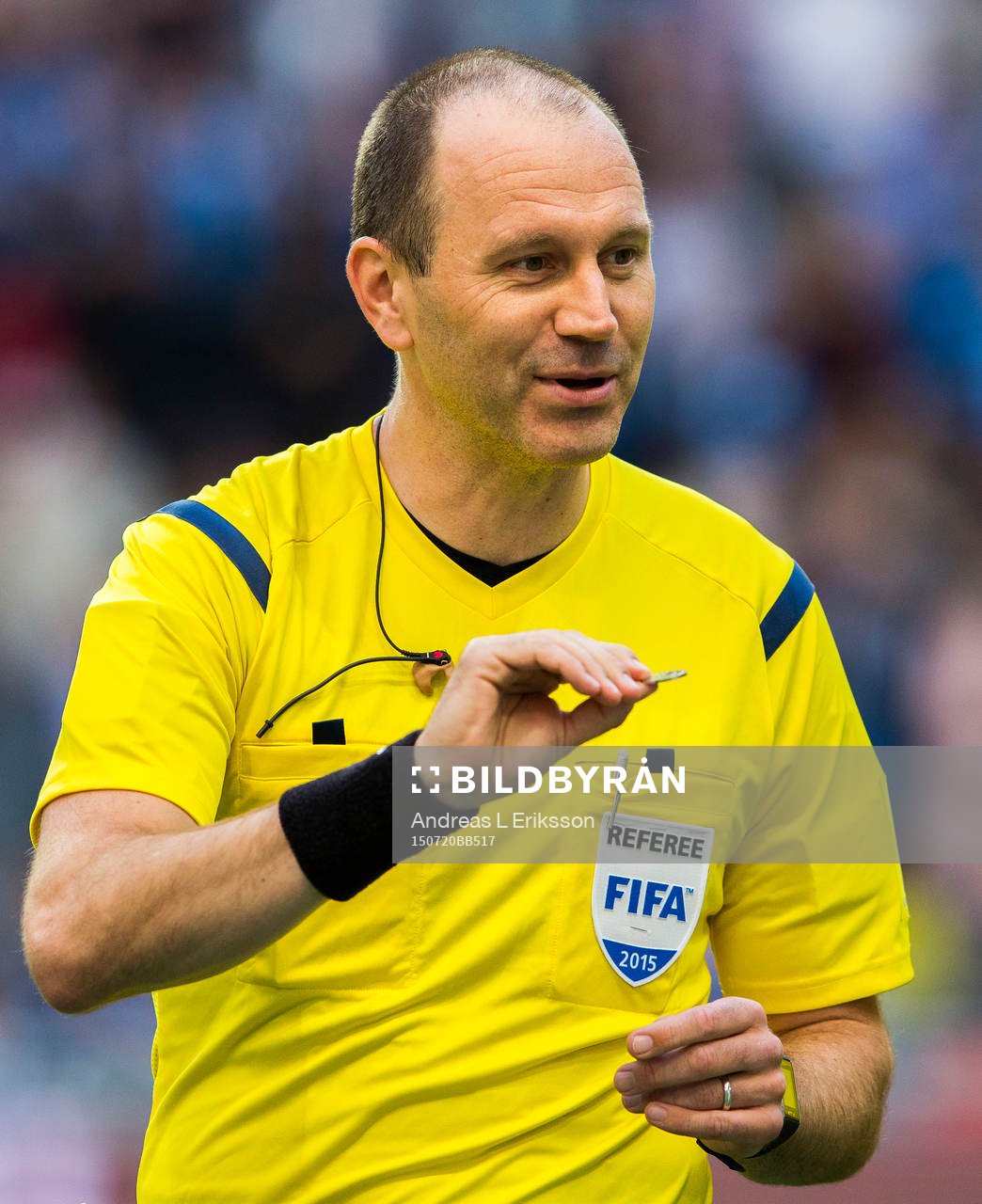 Domare Jonas Eriksson singlar slant innan fotbollsmatchen i