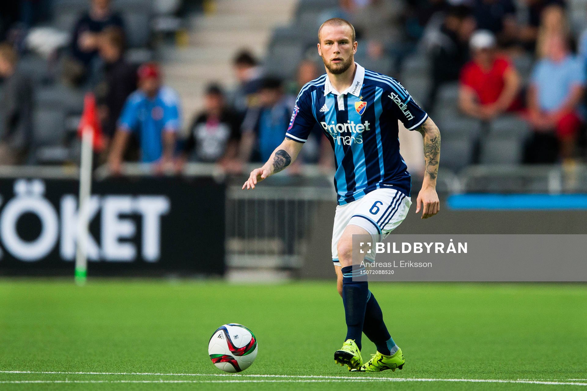 Djurgårdens Alexander Faltsetas med bollen