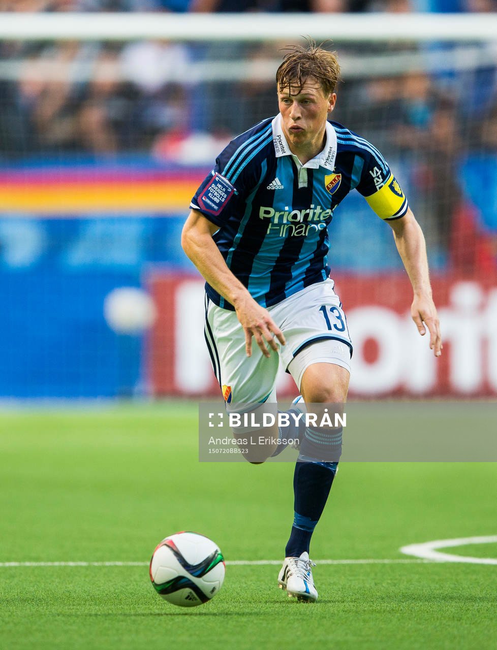 Djurgårdens Emil Bergström med bollen