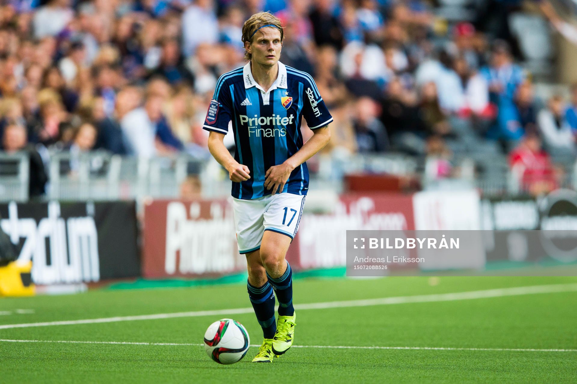 Djurgårdens Tim Björkström med bollen