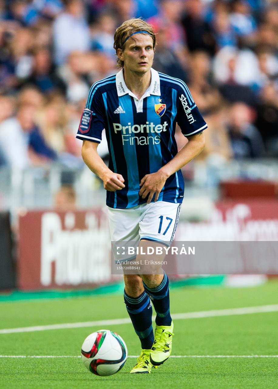 Djurgårdens Tim Björkström med bollen