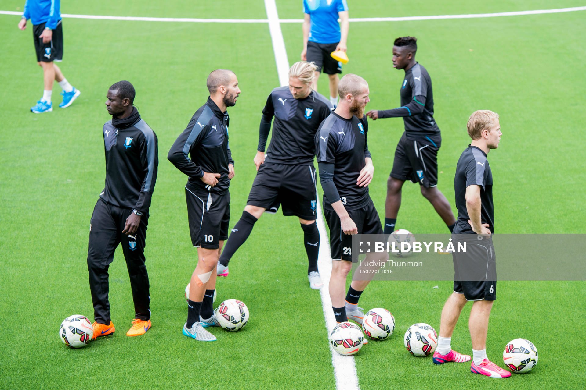 Malmö FFs spelare värmer upp