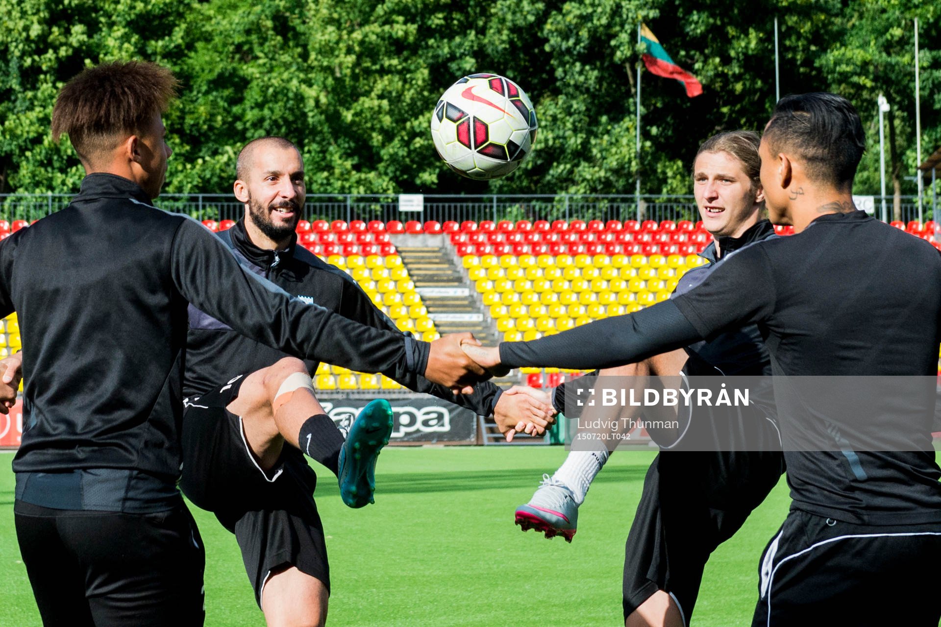 Malmö FFs Guillermo Molins och Pawel Cibicki värmer upp