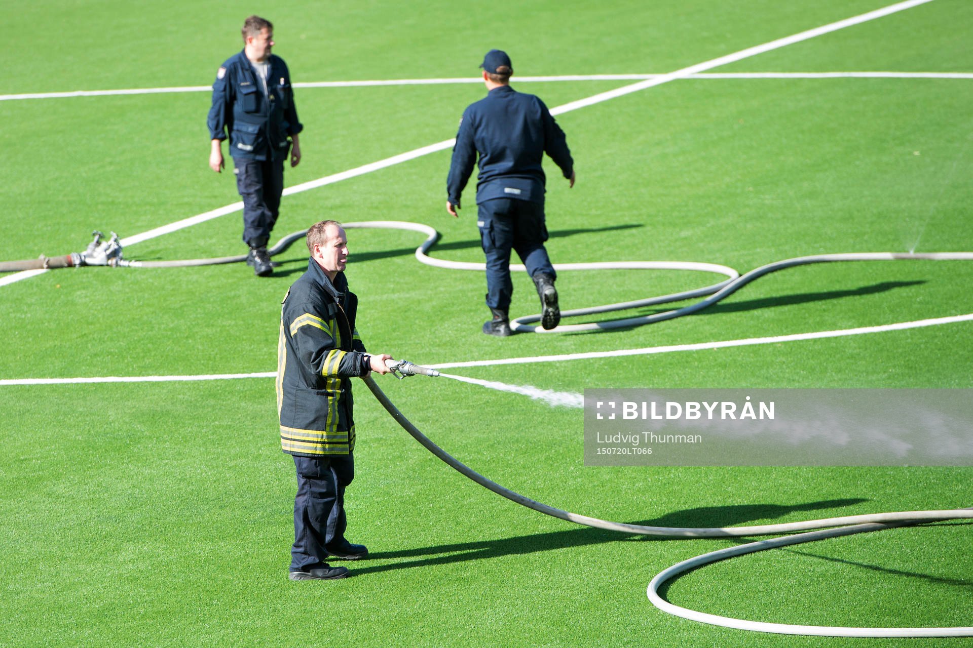 Brandkåren vattnar planen