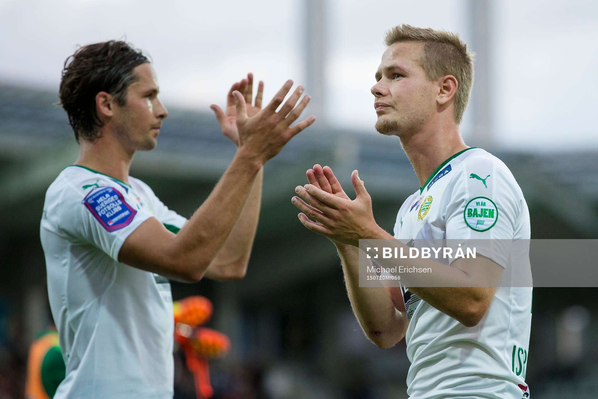 Hammarbys Philip Haglund och Erik Israelsson tackar klacken