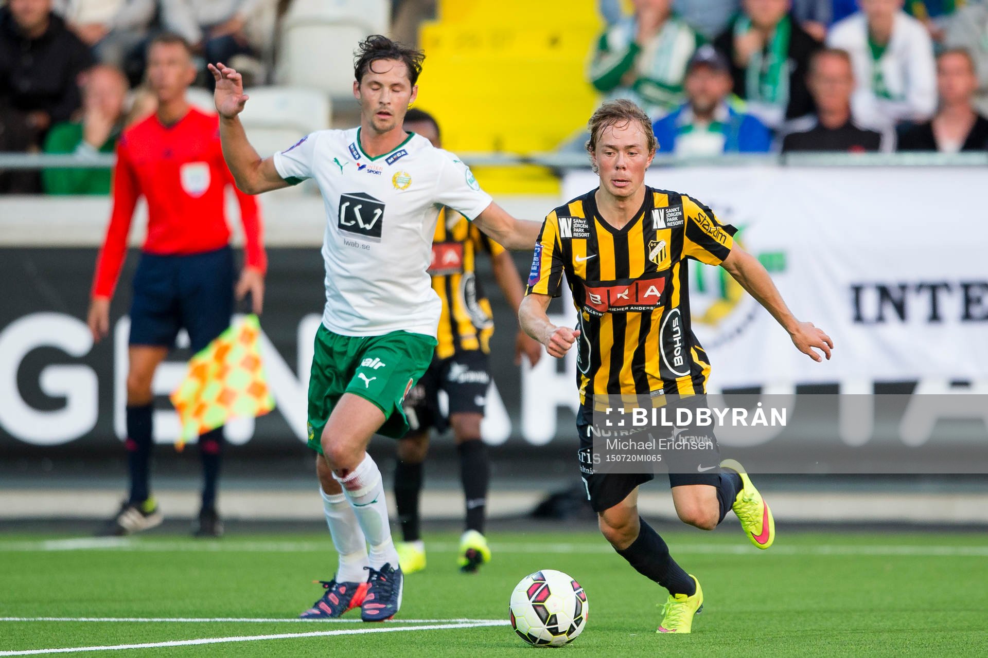 Häckens Joel Andersson tar sig förbi Hammarbys Philip