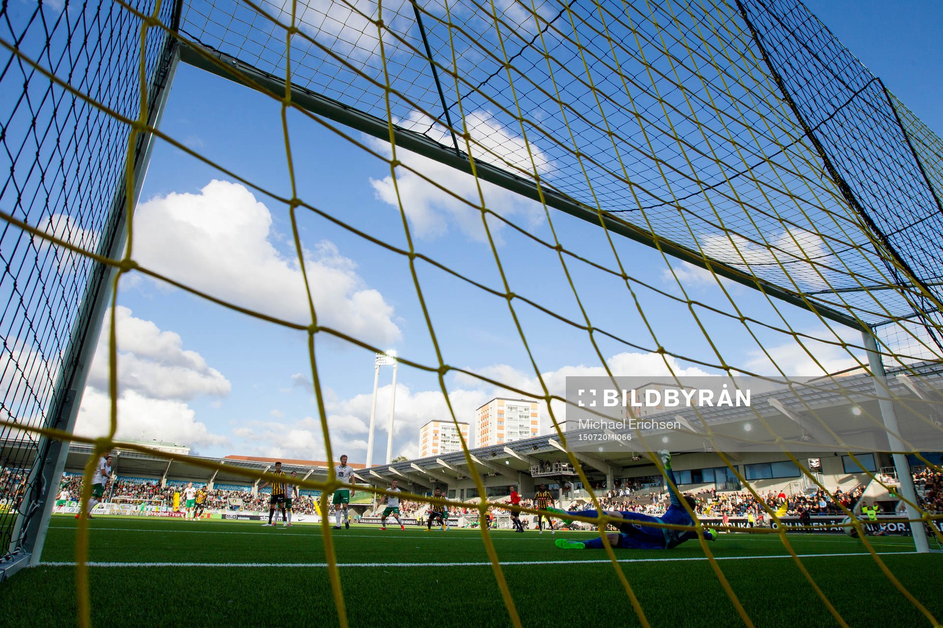 Häckens Mohammed Abubakari skjuter in 1-0 bakom Hammarbys