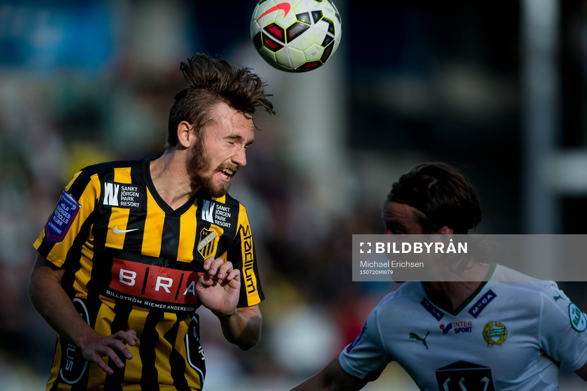 Häckens Simon Sandberg vinner en nickduell mot Hammarbys