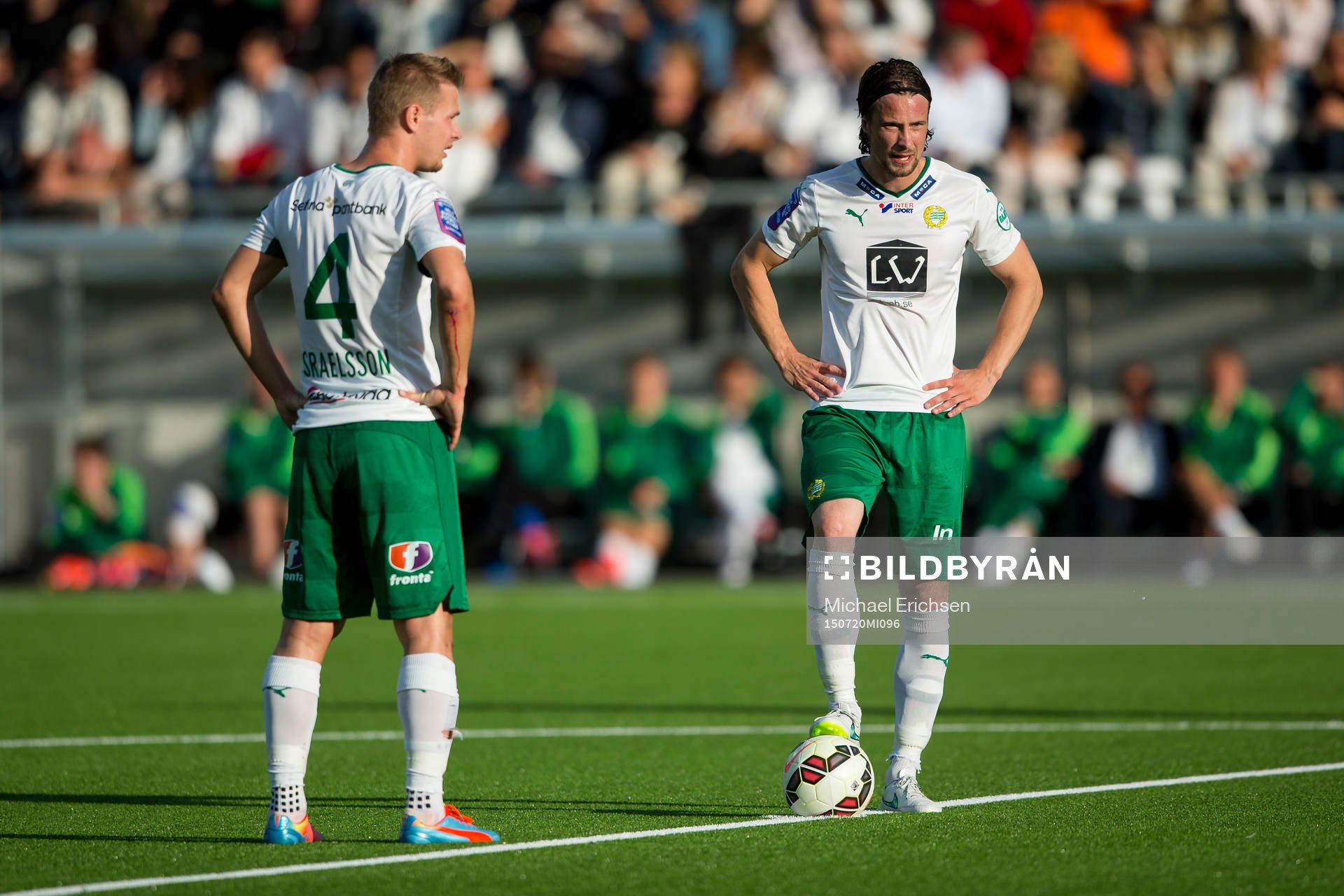 Hammarbys Erik Israelsson och Linus Hallenius vid avspel