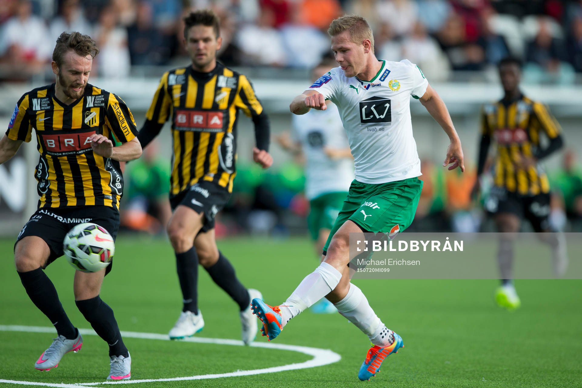 Hammarbys Erik Israelsson skjuter ett skott förbi Häckens