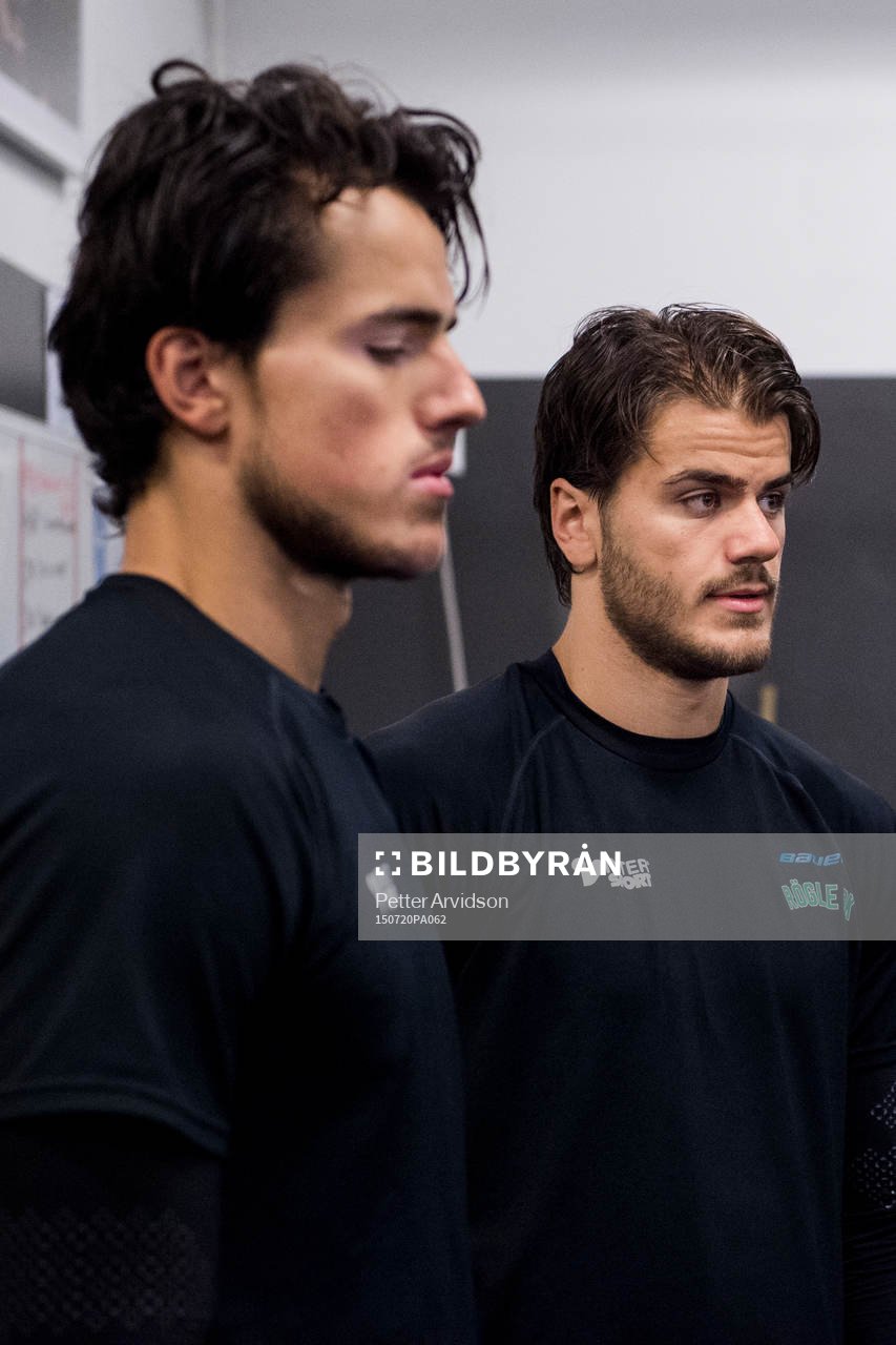Almen Bibic och Alen Bibic ligger utmattad på golvet