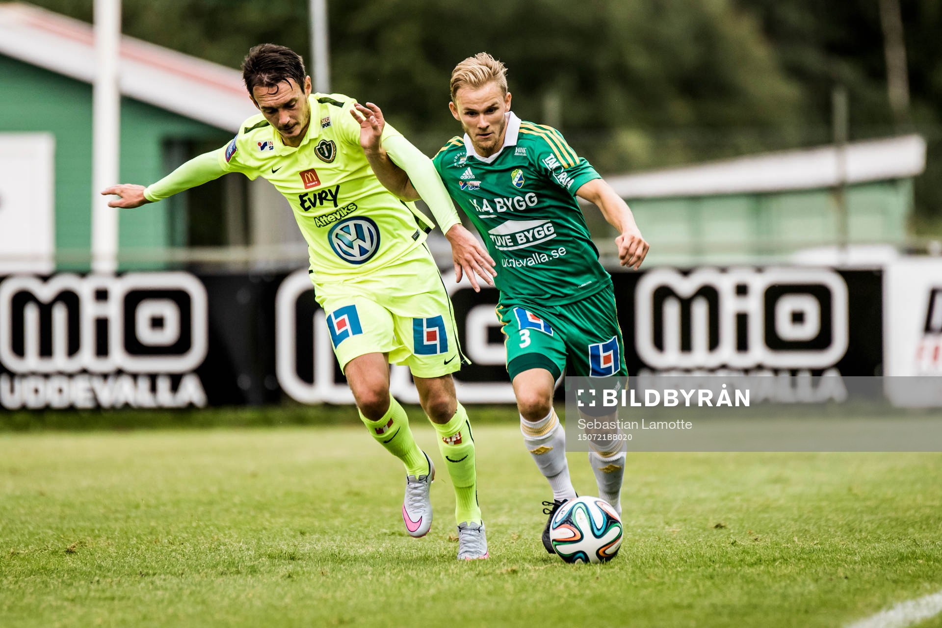 Jönköpings Daryl Smylie i kamp med Ljungskiles Niclas Andersén under fotbollsmatchen i Superettan mellan Ljungskile och Jönköping den 21 juli 2015 i Ljungskile.
