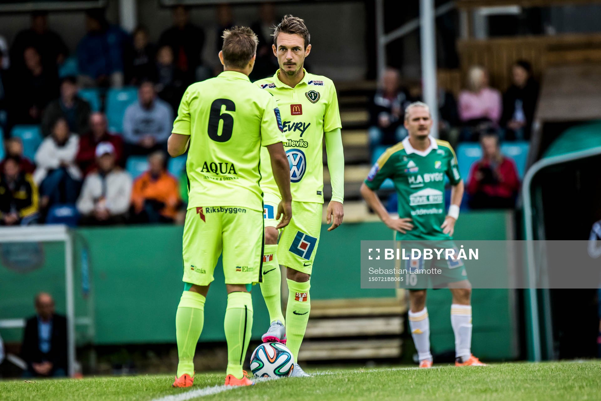 Jönköpings Daryl Smylie och Fredik Olsson med avspark
