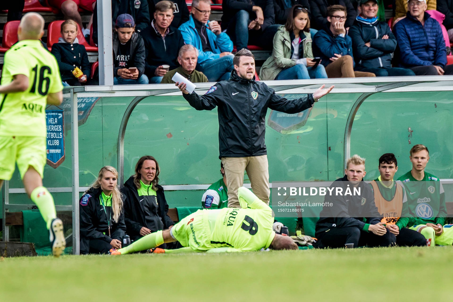 Jönköpings tränare Jimmy Thelin reagerar på ett domslut