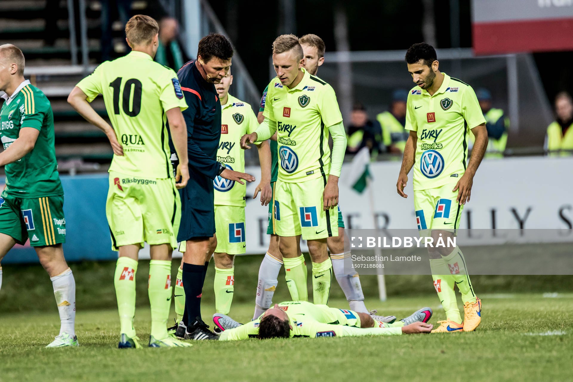En Jönköpingsspelare ligger skadad och kollas av domare