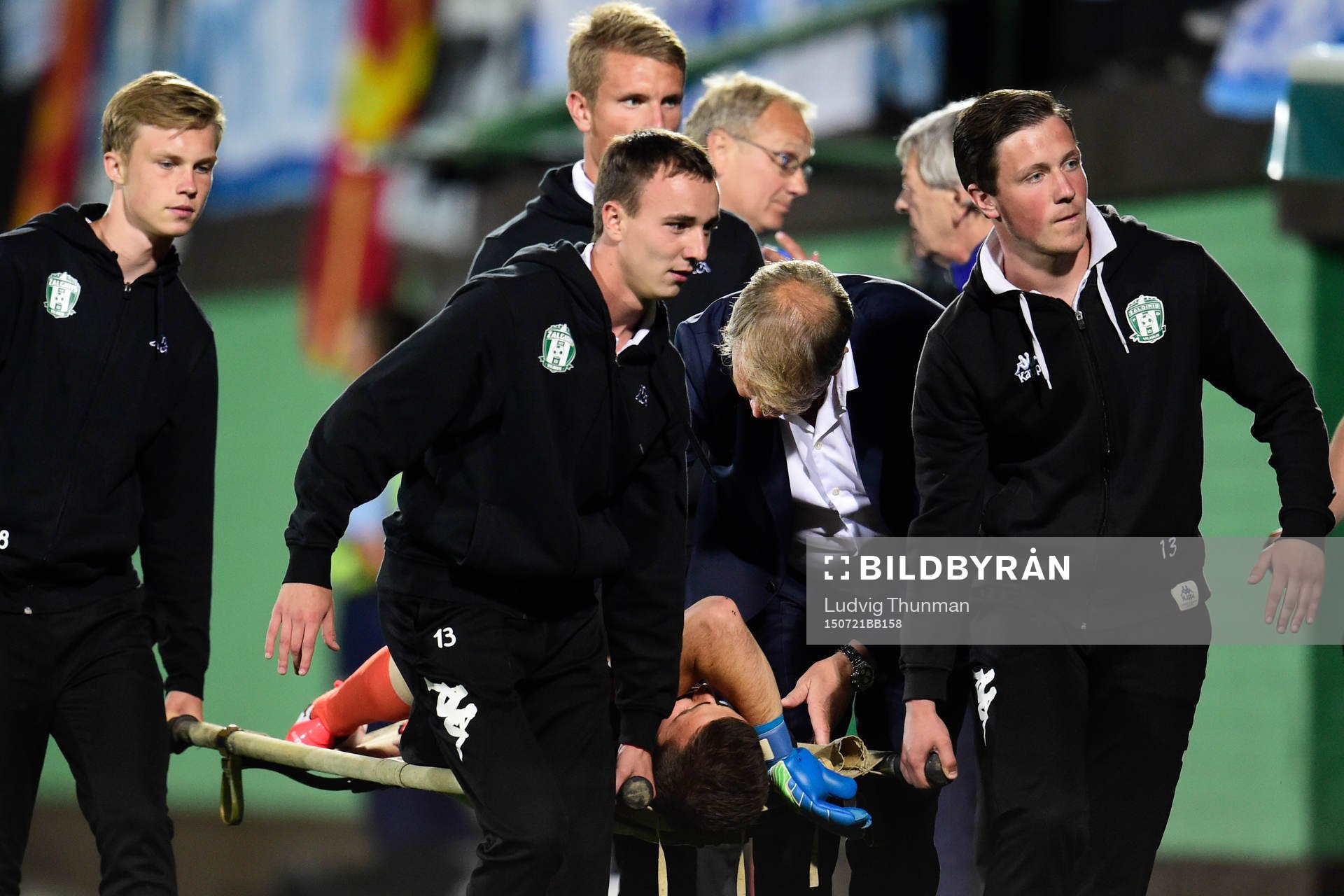 Malmö FFs målvakt Zlatan Azinovic i samtal med Malmö FFs tränare Åge Hareide i samband med att Zlatan lämnar planen skadad under fotbollsmatchen mellan Zalgiris Vilnius och Malmö FF i kvalet till Champions League den 21 juli 2015 i Vilnius.