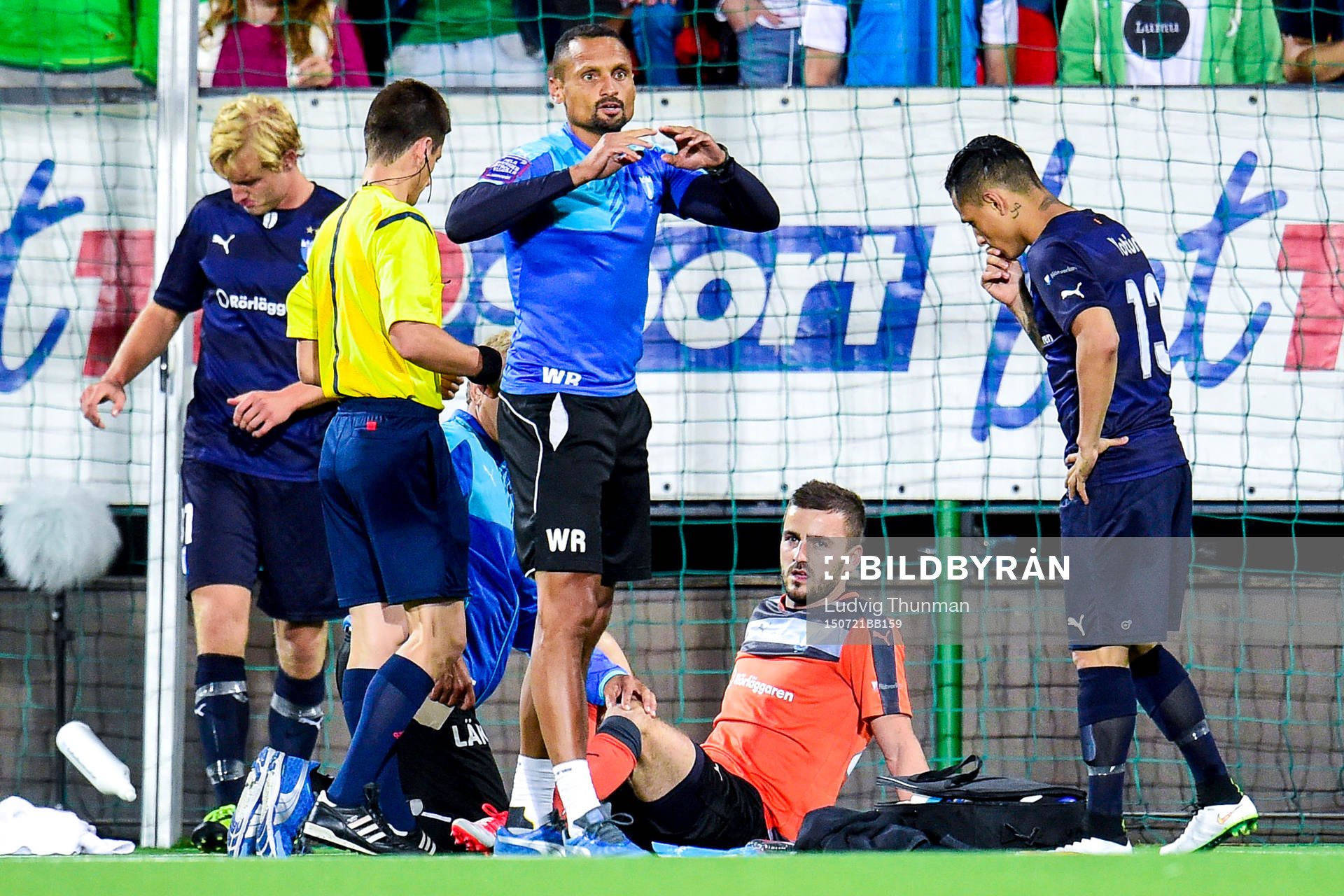 Malmö FFs målvakt Zlatan Azinovic blir utbytt