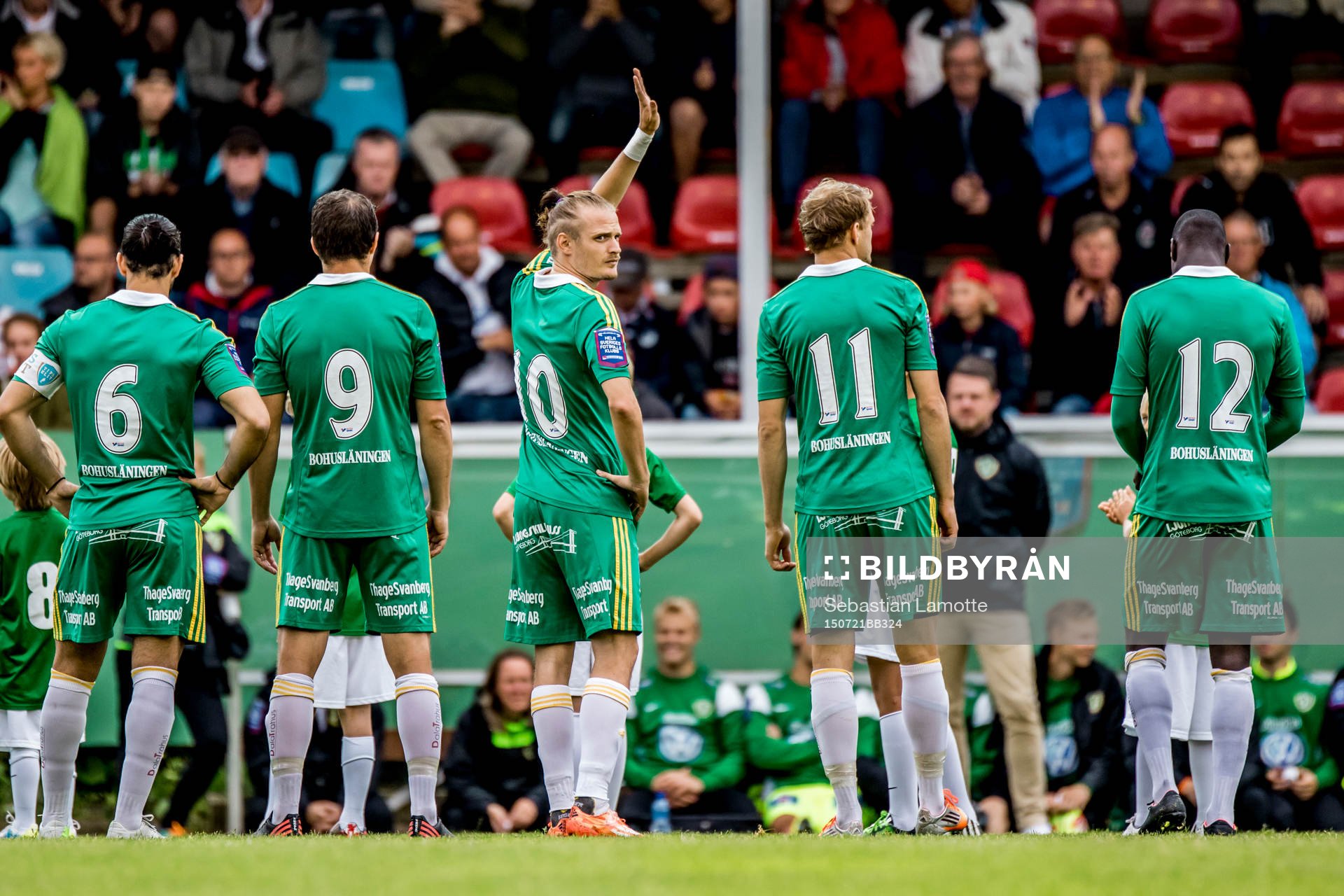 Ljungskiles Jonas Lindberg vinkar till publiken