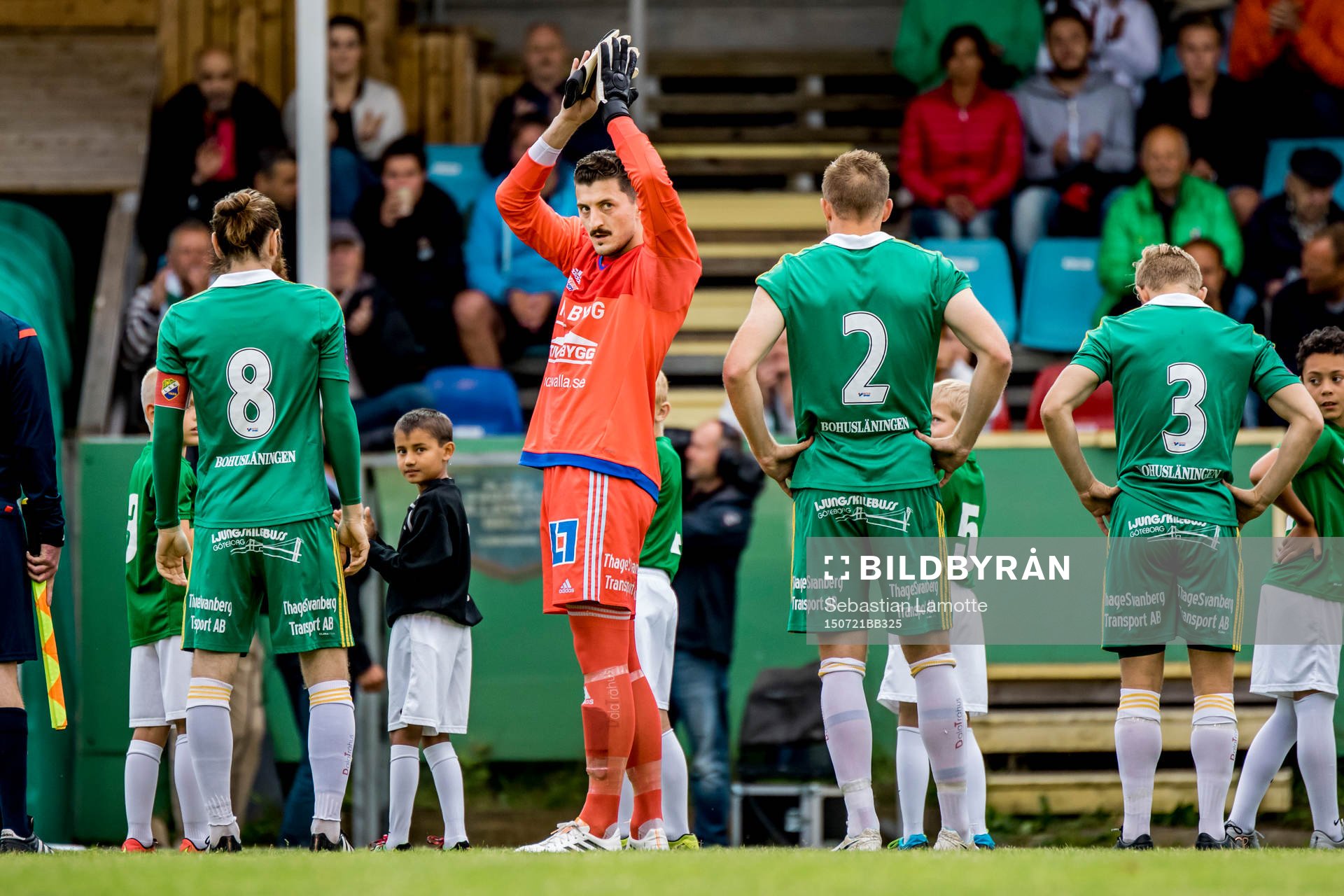 Ljungskiles målvakt Ivo Vazgec  vinkar till publiken