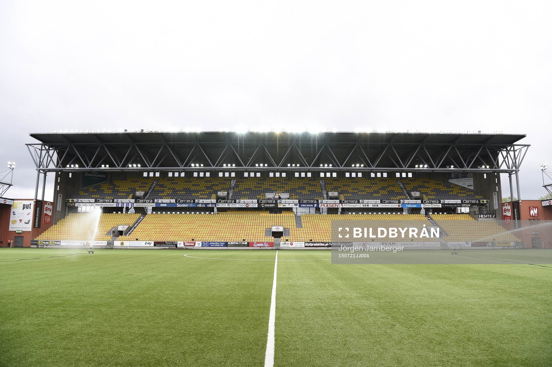 Konstgräset vattnas innan fotbollsmatch i Europa League