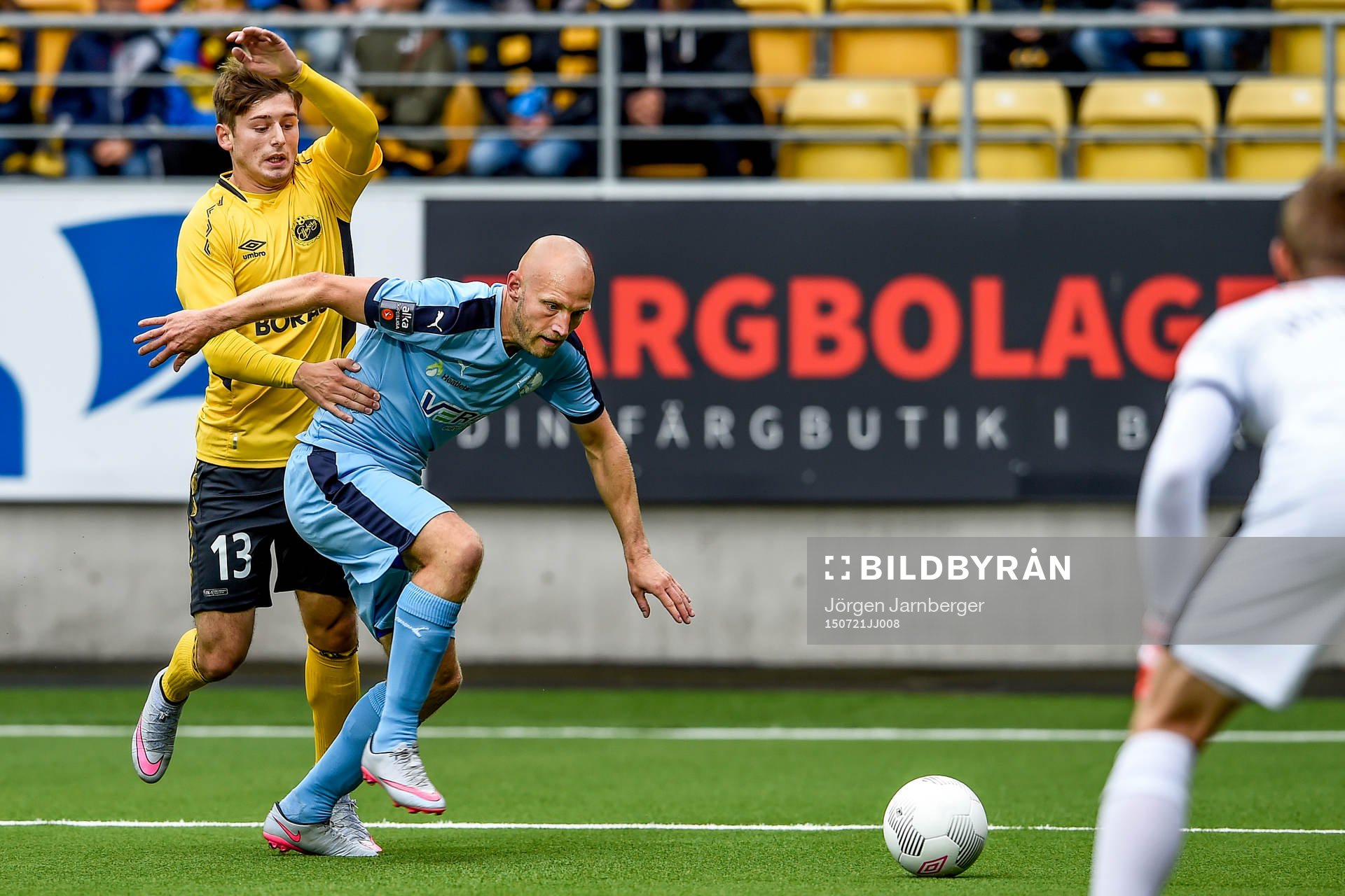 Randers Johnny Thomsen blockerar Elfsborgs Arber Zeneli under en fotbollsmatch i Europa League mellan Elfsborg och Randers den 21 juli 2015 i Borås.