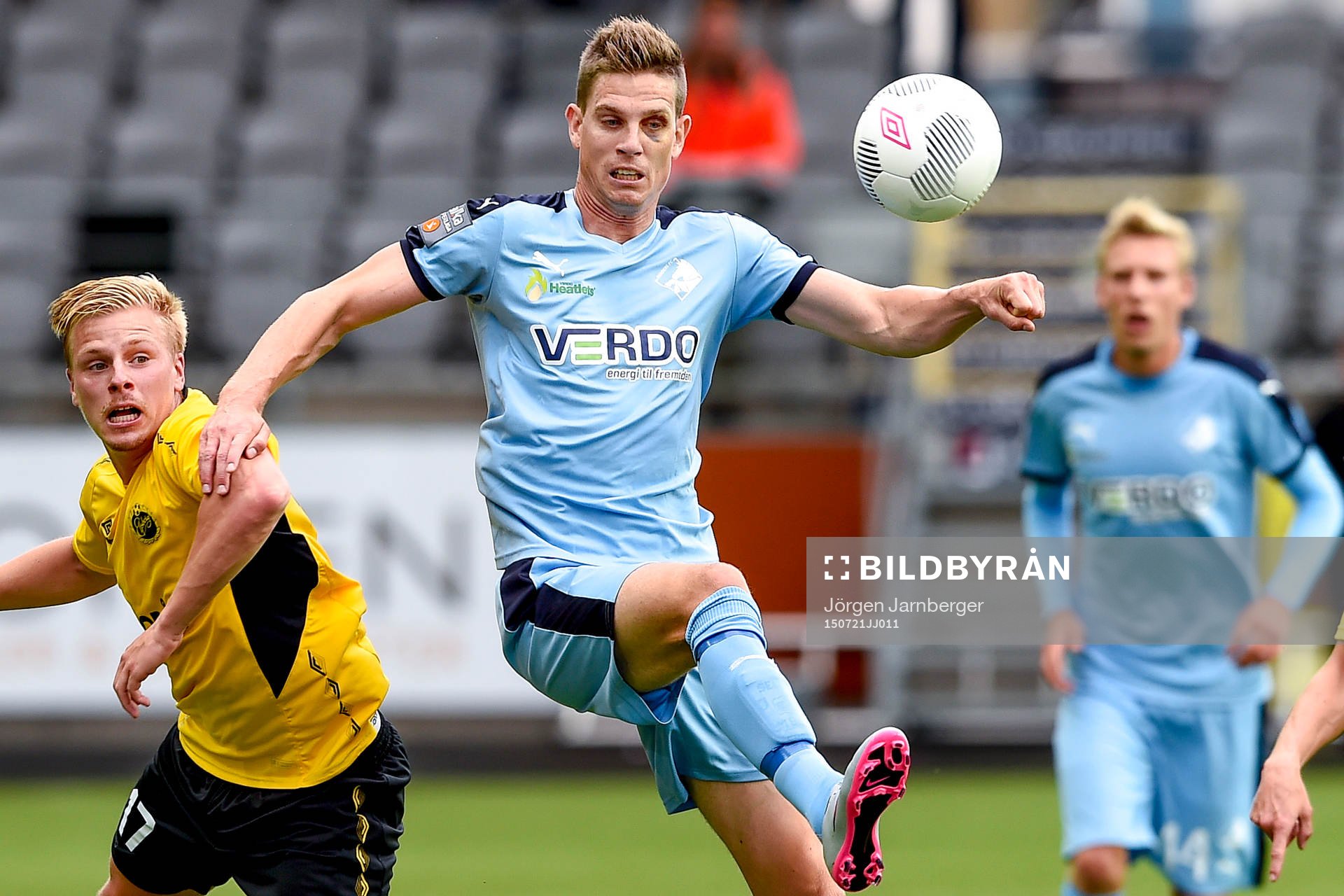 Elfsborgs Per Frick och Randers Jonas Borring i en luftduell